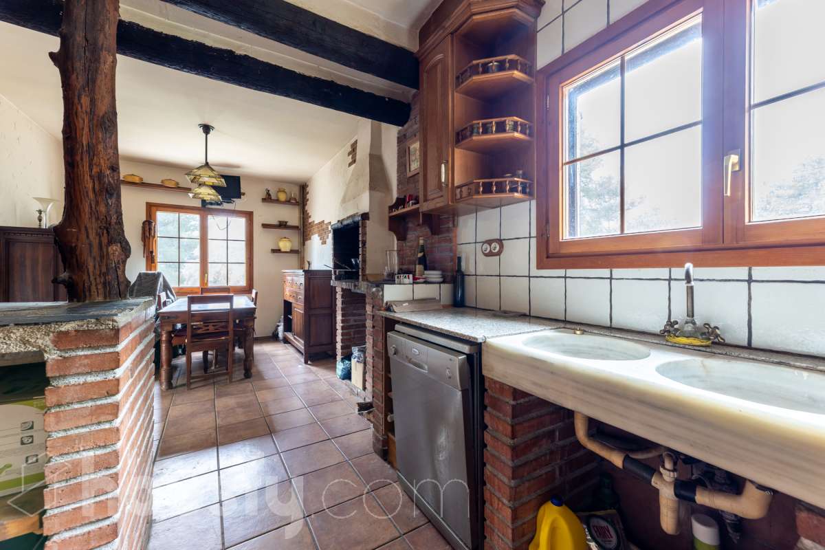 Housfy vende 🏡 fabulosa casa ubicada en Torrelles de Foix, Este acogedor chalet independiente es el equilibrio perfecto. Situado en una zona privilegiada de Torrelles de Foix, disfrutarás de un entorno natural inigualable, aire puro y las mejores vistas a la montaña, todo ello a un paso de los núcleos urbanos y servicios principales. Dispone de 198m2 útiles (verificados con la Dirección General de Catastro). Construida en el año: 1975. Distribución de estancias: -Salón-comedor -4 Dormitorios -2 Baños -Cocina equipada Características específicas: -Cédula de habitabilidad -Armario empotrado -Aire acondicionado -Suite con baño -Trastero -Amueblado -Calefacción -Electrodomésticos -Gres/cerámica -Balcón -Terraza -Patio -Vistas a la montaña -Jardín privado -Chimenea -Despacho -Lavadero -1 Plaza de garaje Zona y entorno: Respecto a la ubicación, se sitúa en Torrelles de Foix, municipio de Barcelona. Esta propiedad se encuentra cerca de transporte público, colegios, supermercados y farmacias. Aviso legal El precio de venta no incluye gastos de la compraventa como notaría, registro, impuestos, ni tampoco honorarios agencia. Esta publicación no es vinculante. Consulta siempre la nota simple con Housfy antes de formalizar la compraventa. Sobre nosotros Housfy es la plataforma integral de servicios inmobiliarios. Nuestra combinación de expertos y tecnología pone al alcance de todo el mundo servicios cómodos, claros y seguros. AICAT número: 7922. Nos encargamos de la gestión y asesoramiento de la compra. ¡Olvídate de todo! Hacemos los trámites por ti. Y, si además necesitas financiación, ponemos a tu disposición un bróker hipotecario para ayudarte a conseguir las mejores condiciones para tu perfil económico. ¿Quieres visitarla? Contacta con Housfy y agenda tu visita sin compromiso. Más información en: housfy.com-23