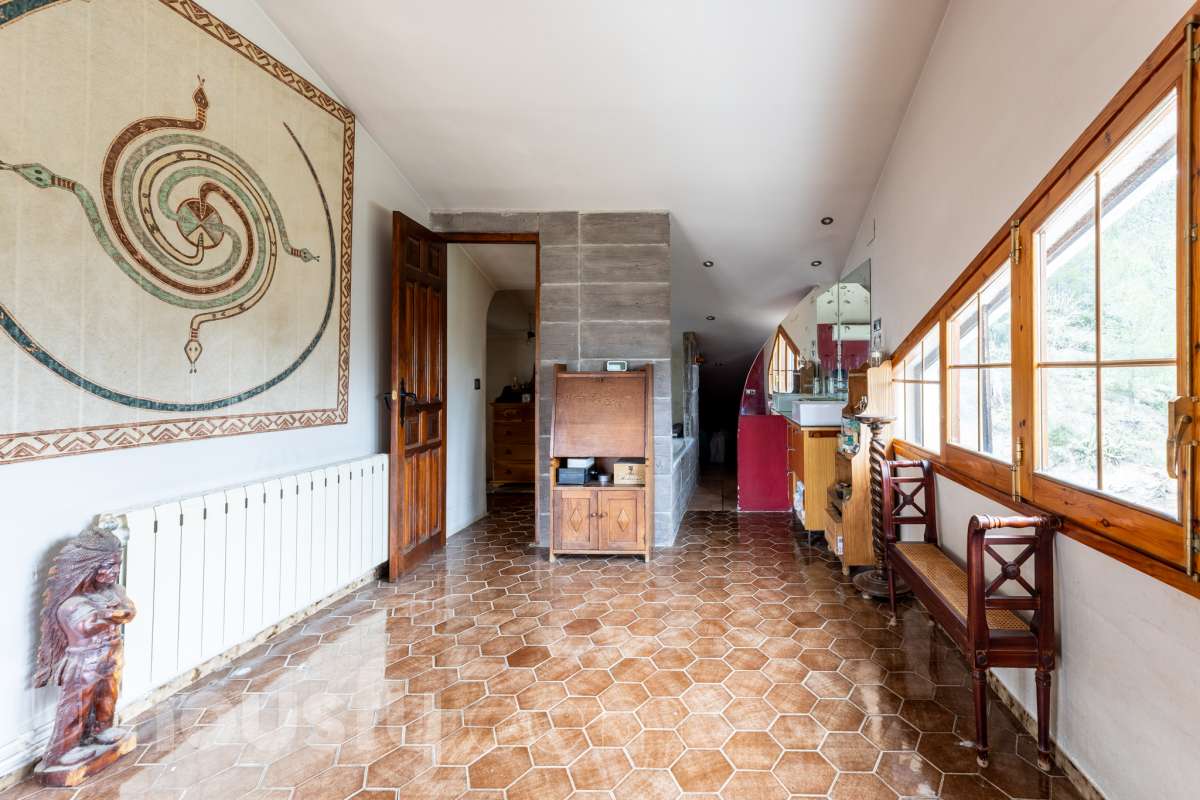 Housfy vende 🏡 fabulosa casa ubicada en Torrelles de Foix, Este acogedor chalet independiente es el equilibrio perfecto. Situado en una zona privilegiada de Torrelles de Foix, disfrutarás de un entorno natural inigualable, aire puro y las mejores vistas a la montaña, todo ello a un paso de los núcleos urbanos y servicios principales. Dispone de 198m2 útiles (verificados con la Dirección General de Catastro). Construida en el año: 1975. Distribución de estancias: -Salón-comedor -4 Dormitorios -2 Baños -Cocina equipada Características específicas: -Cédula de habitabilidad -Armario empotrado -Aire acondicionado -Suite con baño -Trastero -Amueblado -Calefacción -Electrodomésticos -Gres/cerámica -Balcón -Terraza -Patio -Vistas a la montaña -Jardín privado -Chimenea -Despacho -Lavadero -1 Plaza de garaje Zona y entorno: Respecto a la ubicación, se sitúa en Torrelles de Foix, municipio de Barcelona. Esta propiedad se encuentra cerca de transporte público, colegios, supermercados y farmacias. Aviso legal El precio de venta no incluye gastos de la compraventa como notaría, registro, impuestos, ni tampoco honorarios agencia. Esta publicación no es vinculante. Consulta siempre la nota simple con Housfy antes de formalizar la compraventa. Sobre nosotros Housfy es la plataforma integral de servicios inmobiliarios. Nuestra combinación de expertos y tecnología pone al alcance de todo el mundo servicios cómodos, claros y seguros. AICAT número: 7922. Nos encargamos de la gestión y asesoramiento de la compra. ¡Olvídate de todo! Hacemos los trámites por ti. Y, si además necesitas financiación, ponemos a tu disposición un bróker hipotecario para ayudarte a conseguir las mejores condiciones para tu perfil económico. ¿Quieres visitarla? Contacta con Housfy y agenda tu visita sin compromiso. Más información en: housfy.com-20