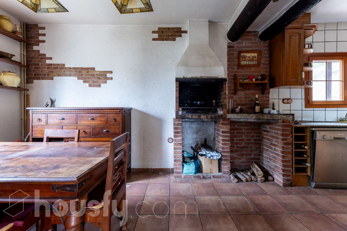 Housfy vende 🏡 fabulosa casa ubicada en Torrelles de Foix, Este acogedor chalet independiente es el equilibrio perfecto. Situado en una zona privilegiada de Torrelles de Foix, disfrutarás de un entorno natural inigualable, aire puro y las mejores vistas a la montaña, todo ello a un paso de los núcleos urbanos y servicios principales. Dispone de 198m2 útiles (verificados con la Dirección General de Catastro). Construida en el año: 1975. Distribución de estancias: -Salón-comedor -4 Dormitorios -2 Baños -Cocina equipada Características específicas: -Cédula de habitabilidad -Armario empotrado -Aire acondicionado -Suite con baño -Trastero -Amueblado -Calefacción -Electrodomésticos -Gres/cerámica -Balcón -Terraza -Patio -Vistas a la montaña -Jardín privado -Chimenea -Despacho -Lavadero -1 Plaza de garaje Zona y entorno: Respecto a la ubicación, se sitúa en Torrelles de Foix, municipio de Barcelona. Esta propiedad se encuentra cerca de transporte público, colegios, supermercados y farmacias. Aviso legal El precio de venta no incluye gastos de la compraventa como notaría, registro, impuestos, ni tampoco honorarios agencia. Esta publicación no es vinculante. Consulta siempre la nota simple con Housfy antes de formalizar la compraventa. Sobre nosotros Housfy es la plataforma integral de servicios inmobiliarios. Nuestra combinación de expertos y tecnología pone al alcance de todo el mundo servicios cómodos, claros y seguros. AICAT número: 7922. Nos encargamos de la gestión y asesoramiento de la compra. ¡Olvídate de todo! Hacemos los trámites por ti. Y, si además necesitas financiación, ponemos a tu disposición un bróker hipotecario para ayudarte a conseguir las mejores condiciones para tu perfil económico. ¿Quieres visitarla? Contacta con Housfy y agenda tu visita sin compromiso. Más información en: housfy.com-24