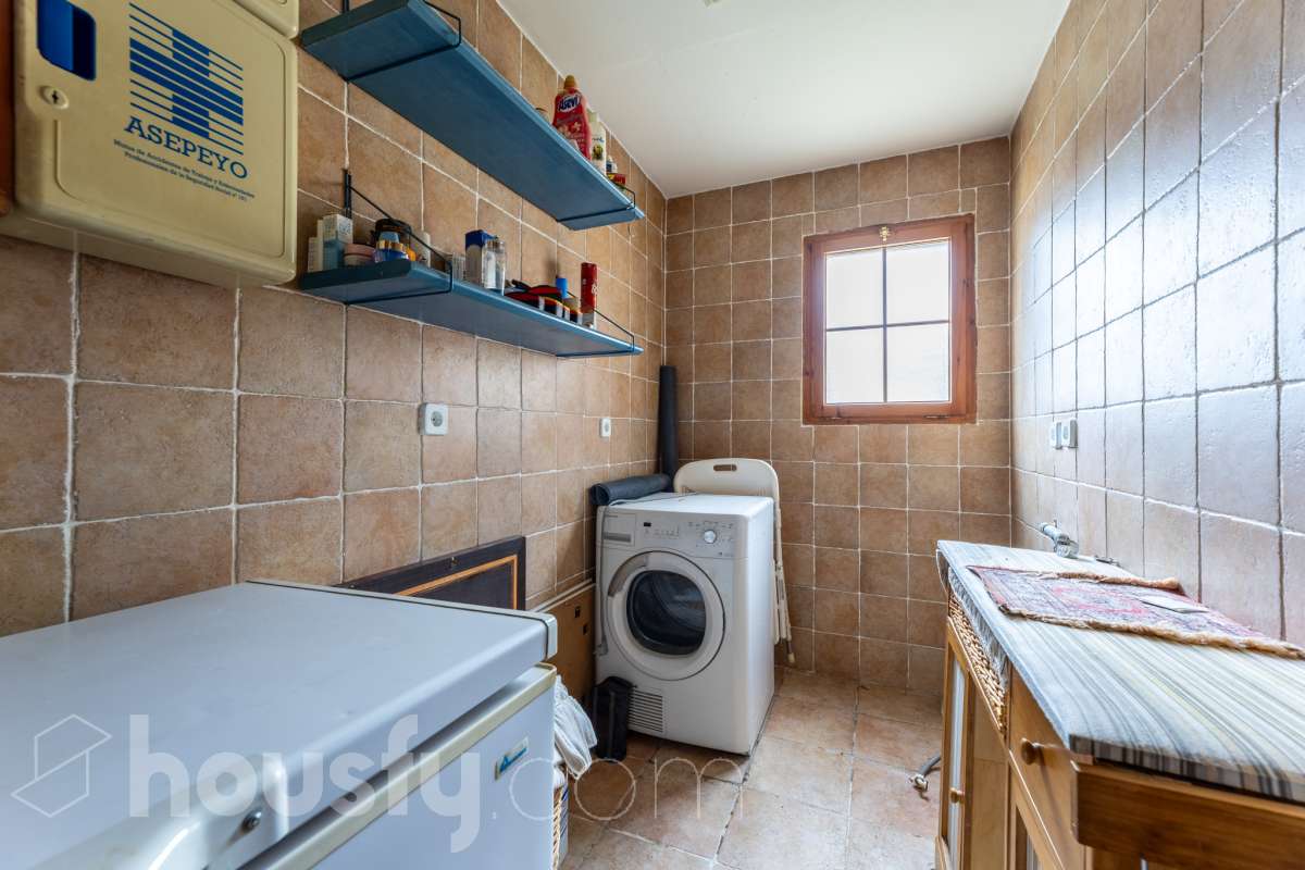 Housfy vende 🏡 fabulosa casa ubicada en Torrelles de Foix, Este acogedor chalet independiente es el equilibrio perfecto. Situado en una zona privilegiada de Torrelles de Foix, disfrutarás de un entorno natural inigualable, aire puro y las mejores vistas a la montaña, todo ello a un paso de los núcleos urbanos y servicios principales. Dispone de 198m2 útiles (verificados con la Dirección General de Catastro). Construida en el año: 1975. Distribución de estancias: -Salón-comedor -4 Dormitorios -2 Baños -Cocina equipada Características específicas: -Cédula de habitabilidad -Armario empotrado -Aire acondicionado -Suite con baño -Trastero -Amueblado -Calefacción -Electrodomésticos -Gres/cerámica -Balcón -Terraza -Patio -Vistas a la montaña -Jardín privado -Chimenea -Despacho -Lavadero -1 Plaza de garaje Zona y entorno: Respecto a la ubicación, se sitúa en Torrelles de Foix, municipio de Barcelona. Esta propiedad se encuentra cerca de transporte público, colegios, supermercados y farmacias. Aviso legal El precio de venta no incluye gastos de la compraventa como notaría, registro, impuestos, ni tampoco honorarios agencia. Esta publicación no es vinculante. Consulta siempre la nota simple con Housfy antes de formalizar la compraventa. Sobre nosotros Housfy es la plataforma integral de servicios inmobiliarios. Nuestra combinación de expertos y tecnología pone al alcance de todo el mundo servicios cómodos, claros y seguros. AICAT número: 7922. Nos encargamos de la gestión y asesoramiento de la compra. ¡Olvídate de todo! Hacemos los trámites por ti. Y, si además necesitas financiación, ponemos a tu disposición un bróker hipotecario para ayudarte a conseguir las mejores condiciones para tu perfil económico. ¿Quieres visitarla? Contacta con Housfy y agenda tu visita sin compromiso. Más información en: housfy.com-42