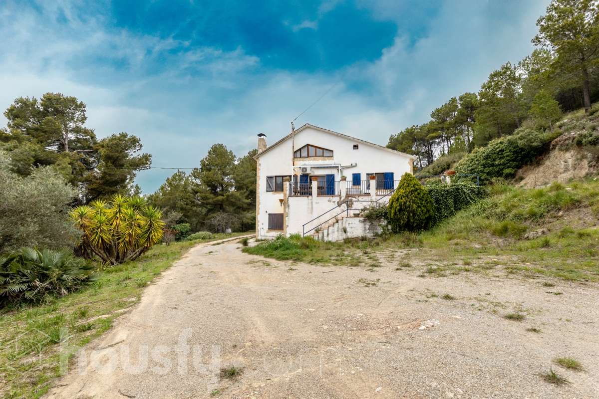 Housfy vende 🏡 fabulosa casa ubicada en Torrelles de Foix, Este acogedor chalet independiente es el equilibrio perfecto. Situado en una zona privilegiada de Torrelles de Foix, disfrutarás de un entorno natural inigualable, aire puro y las mejores vistas a la montaña, todo ello a un paso de los núcleos urbanos y servicios principales. Dispone de 198m2 útiles (verificados con la Dirección General de Catastro). Construida en el año: 1975. Distribución de estancias: -Salón-comedor -4 Dormitorios -2 Baños -Cocina equipada Características específicas: -Cédula de habitabilidad -Armario empotrado -Aire acondicionado -Suite con baño -Trastero -Amueblado -Calefacción -Electrodomésticos -Gres/cerámica -Balcón -Terraza -Patio -Vistas a la montaña -Jardín privado -Chimenea -Despacho -Lavadero -1 Plaza de garaje Zona y entorno: Respecto a la ubicación, se sitúa en Torrelles de Foix, municipio de Barcelona. Esta propiedad se encuentra cerca de transporte público, colegios, supermercados y farmacias. Aviso legal El precio de venta no incluye gastos de la compraventa como notaría, registro, impuestos, ni tampoco honorarios agencia. Esta publicación no es vinculante. Consulta siempre la nota simple con Housfy antes de formalizar la compraventa. Sobre nosotros Housfy es la plataforma integral de servicios inmobiliarios. Nuestra combinación de expertos y tecnología pone al alcance de todo el mundo servicios cómodos, claros y seguros. AICAT número: 7922. Nos encargamos de la gestión y asesoramiento de la compra. ¡Olvídate de todo! Hacemos los trámites por ti. Y, si además necesitas financiación, ponemos a tu disposición un bróker hipotecario para ayudarte a conseguir las mejores condiciones para tu perfil económico. ¿Quieres visitarla? Contacta con Housfy y agenda tu visita sin compromiso. Más información en: housfy.com-2