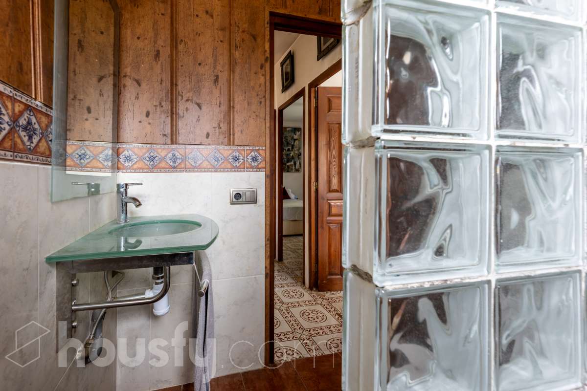 Housfy vende 🏡 fabulosa casa ubicada en Torrelles de Foix, Este acogedor chalet independiente es el equilibrio perfecto. Situado en una zona privilegiada de Torrelles de Foix, disfrutarás de un entorno natural inigualable, aire puro y las mejores vistas a la montaña, todo ello a un paso de los núcleos urbanos y servicios principales. Dispone de 198m2 útiles (verificados con la Dirección General de Catastro). Construida en el año: 1975. Distribución de estancias: -Salón-comedor -4 Dormitorios -2 Baños -Cocina equipada Características específicas: -Cédula de habitabilidad -Armario empotrado -Aire acondicionado -Suite con baño -Trastero -Amueblado -Calefacción -Electrodomésticos -Gres/cerámica -Balcón -Terraza -Patio -Vistas a la montaña -Jardín privado -Chimenea -Despacho -Lavadero -1 Plaza de garaje Zona y entorno: Respecto a la ubicación, se sitúa en Torrelles de Foix, municipio de Barcelona. Esta propiedad se encuentra cerca de transporte público, colegios, supermercados y farmacias. Aviso legal El precio de venta no incluye gastos de la compraventa como notaría, registro, impuestos, ni tampoco honorarios agencia. Esta publicación no es vinculante. Consulta siempre la nota simple con Housfy antes de formalizar la compraventa. Sobre nosotros Housfy es la plataforma integral de servicios inmobiliarios. Nuestra combinación de expertos y tecnología pone al alcance de todo el mundo servicios cómodos, claros y seguros. AICAT número: 7922. Nos encargamos de la gestión y asesoramiento de la compra. ¡Olvídate de todo! Hacemos los trámites por ti. Y, si además necesitas financiación, ponemos a tu disposición un bróker hipotecario para ayudarte a conseguir las mejores condiciones para tu perfil económico. ¿Quieres visitarla? Contacta con Housfy y agenda tu visita sin compromiso. Más información en: housfy.com-29