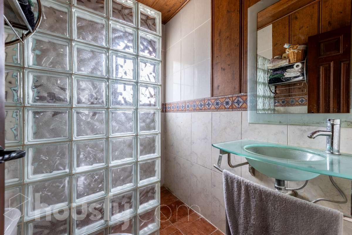 Housfy vende 🏡 fabulosa casa ubicada en Torrelles de Foix, Este acogedor chalet independiente es el equilibrio perfecto. Situado en una zona privilegiada de Torrelles de Foix, disfrutarás de un entorno natural inigualable, aire puro y las mejores vistas a la montaña, todo ello a un paso de los núcleos urbanos y servicios principales. Dispone de 198m2 útiles (verificados con la Dirección General de Catastro). Construida en el año: 1975. Distribución de estancias: -Salón-comedor -4 Dormitorios -2 Baños -Cocina equipada Características específicas: -Cédula de habitabilidad -Armario empotrado -Aire acondicionado -Suite con baño -Trastero -Amueblado -Calefacción -Electrodomésticos -Gres/cerámica -Balcón -Terraza -Patio -Vistas a la montaña -Jardín privado -Chimenea -Despacho -Lavadero -1 Plaza de garaje Zona y entorno: Respecto a la ubicación, se sitúa en Torrelles de Foix, municipio de Barcelona. Esta propiedad se encuentra cerca de transporte público, colegios, supermercados y farmacias. Aviso legal El precio de venta no incluye gastos de la compraventa como notaría, registro, impuestos, ni tampoco honorarios agencia. Esta publicación no es vinculante. Consulta siempre la nota simple con Housfy antes de formalizar la compraventa. Sobre nosotros Housfy es la plataforma integral de servicios inmobiliarios. Nuestra combinación de expertos y tecnología pone al alcance de todo el mundo servicios cómodos, claros y seguros. AICAT número: 7922. Nos encargamos de la gestión y asesoramiento de la compra. ¡Olvídate de todo! Hacemos los trámites por ti. Y, si además necesitas financiación, ponemos a tu disposición un bróker hipotecario para ayudarte a conseguir las mejores condiciones para tu perfil económico. ¿Quieres visitarla? Contacta con Housfy y agenda tu visita sin compromiso. Más información en: housfy.com-27