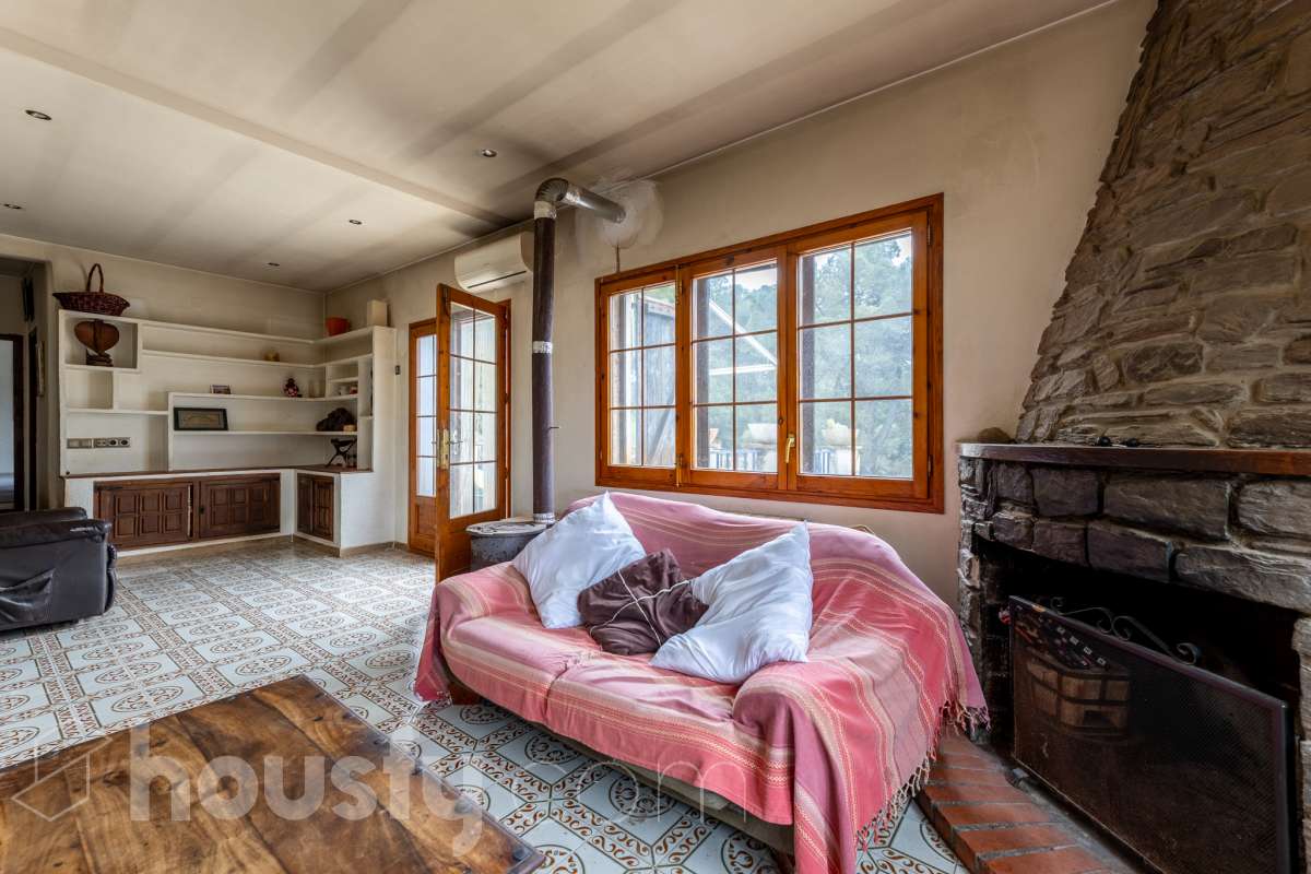 Housfy vende 🏡 fabulosa casa ubicada en Torrelles de Foix, Este acogedor chalet independiente es el equilibrio perfecto. Situado en una zona privilegiada de Torrelles de Foix, disfrutarás de un entorno natural inigualable, aire puro y las mejores vistas a la montaña, todo ello a un paso de los núcleos urbanos y servicios principales. Dispone de 198m2 útiles (verificados con la Dirección General de Catastro). Construida en el año: 1975. Distribución de estancias: -Salón-comedor -4 Dormitorios -2 Baños -Cocina equipada Características específicas: -Cédula de habitabilidad -Armario empotrado -Aire acondicionado -Suite con baño -Trastero -Amueblado -Calefacción -Electrodomésticos -Gres/cerámica -Balcón -Terraza -Patio -Vistas a la montaña -Jardín privado -Chimenea -Despacho -Lavadero -1 Plaza de garaje Zona y entorno: Respecto a la ubicación, se sitúa en Torrelles de Foix, municipio de Barcelona. Esta propiedad se encuentra cerca de transporte público, colegios, supermercados y farmacias. Aviso legal El precio de venta no incluye gastos de la compraventa como notaría, registro, impuestos, ni tampoco honorarios agencia. Esta publicación no es vinculante. Consulta siempre la nota simple con Housfy antes de formalizar la compraventa. Sobre nosotros Housfy es la plataforma integral de servicios inmobiliarios. Nuestra combinación de expertos y tecnología pone al alcance de todo el mundo servicios cómodos, claros y seguros. AICAT número: 7922. Nos encargamos de la gestión y asesoramiento de la compra. ¡Olvídate de todo! Hacemos los trámites por ti. Y, si además necesitas financiación, ponemos a tu disposición un bróker hipotecario para ayudarte a conseguir las mejores condiciones para tu perfil económico. ¿Quieres visitarla? Contacta con Housfy y agenda tu visita sin compromiso. Más información en: housfy.com-9