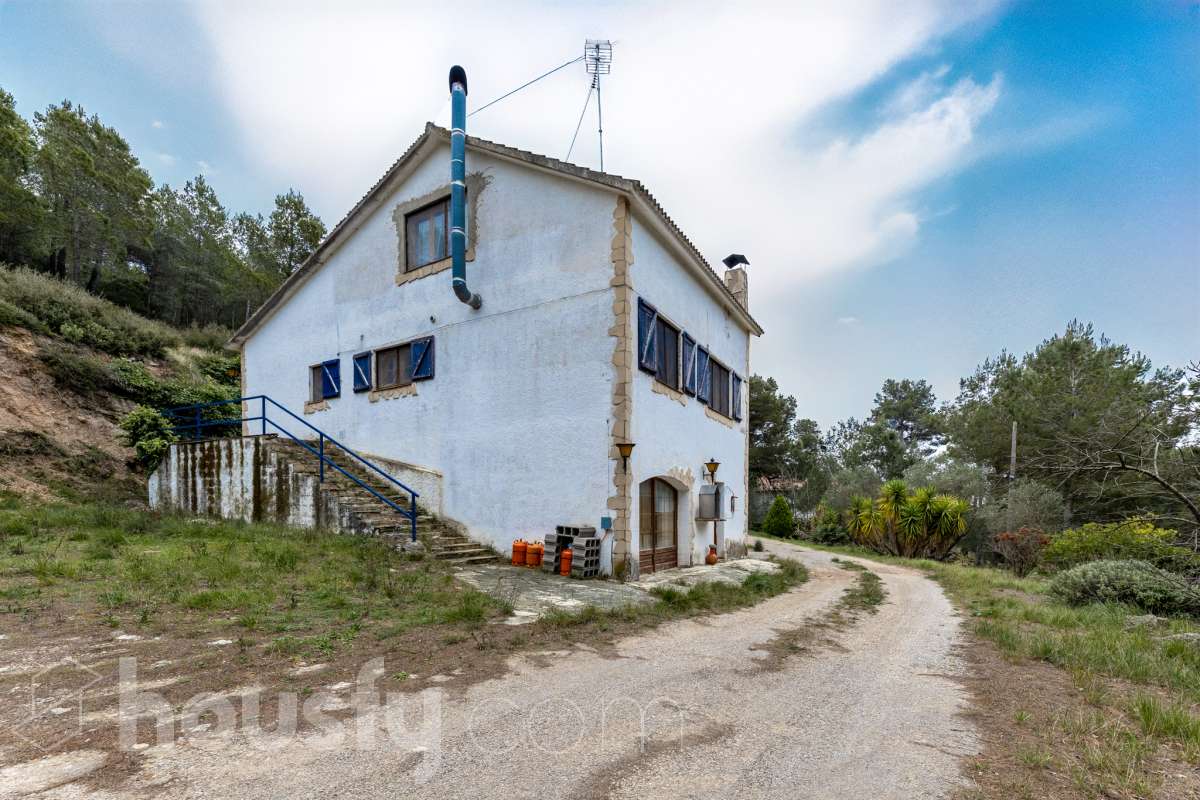 Housfy vende 🏡 fabulosa casa ubicada en Torrelles de Foix, Este acogedor chalet independiente es el equilibrio perfecto. Situado en una zona privilegiada de Torrelles de Foix, disfrutarás de un entorno natural inigualable, aire puro y las mejores vistas a la montaña, todo ello a un paso de los núcleos urbanos y servicios principales. Dispone de 198m2 útiles (verificados con la Dirección General de Catastro). Construida en el año: 1975. Distribución de estancias: -Salón-comedor -4 Dormitorios -2 Baños -Cocina equipada Características específicas: -Cédula de habitabilidad -Armario empotrado -Aire acondicionado -Suite con baño -Trastero -Amueblado -Calefacción -Electrodomésticos -Gres/cerámica -Balcón -Terraza -Patio -Vistas a la montaña -Jardín privado -Chimenea -Despacho -Lavadero -1 Plaza de garaje Zona y entorno: Respecto a la ubicación, se sitúa en Torrelles de Foix, municipio de Barcelona. Esta propiedad se encuentra cerca de transporte público, colegios, supermercados y farmacias. Aviso legal El precio de venta no incluye gastos de la compraventa como notaría, registro, impuestos, ni tampoco honorarios agencia. Esta publicación no es vinculante. Consulta siempre la nota simple con Housfy antes de formalizar la compraventa. Sobre nosotros Housfy es la plataforma integral de servicios inmobiliarios. Nuestra combinación de expertos y tecnología pone al alcance de todo el mundo servicios cómodos, claros y seguros. AICAT número: 7922. Nos encargamos de la gestión y asesoramiento de la compra. ¡Olvídate de todo! Hacemos los trámites por ti. Y, si además necesitas financiación, ponemos a tu disposición un bróker hipotecario para ayudarte a conseguir las mejores condiciones para tu perfil económico. ¿Quieres visitarla? Contacta con Housfy y agenda tu visita sin compromiso. Más información en: housfy.com-37