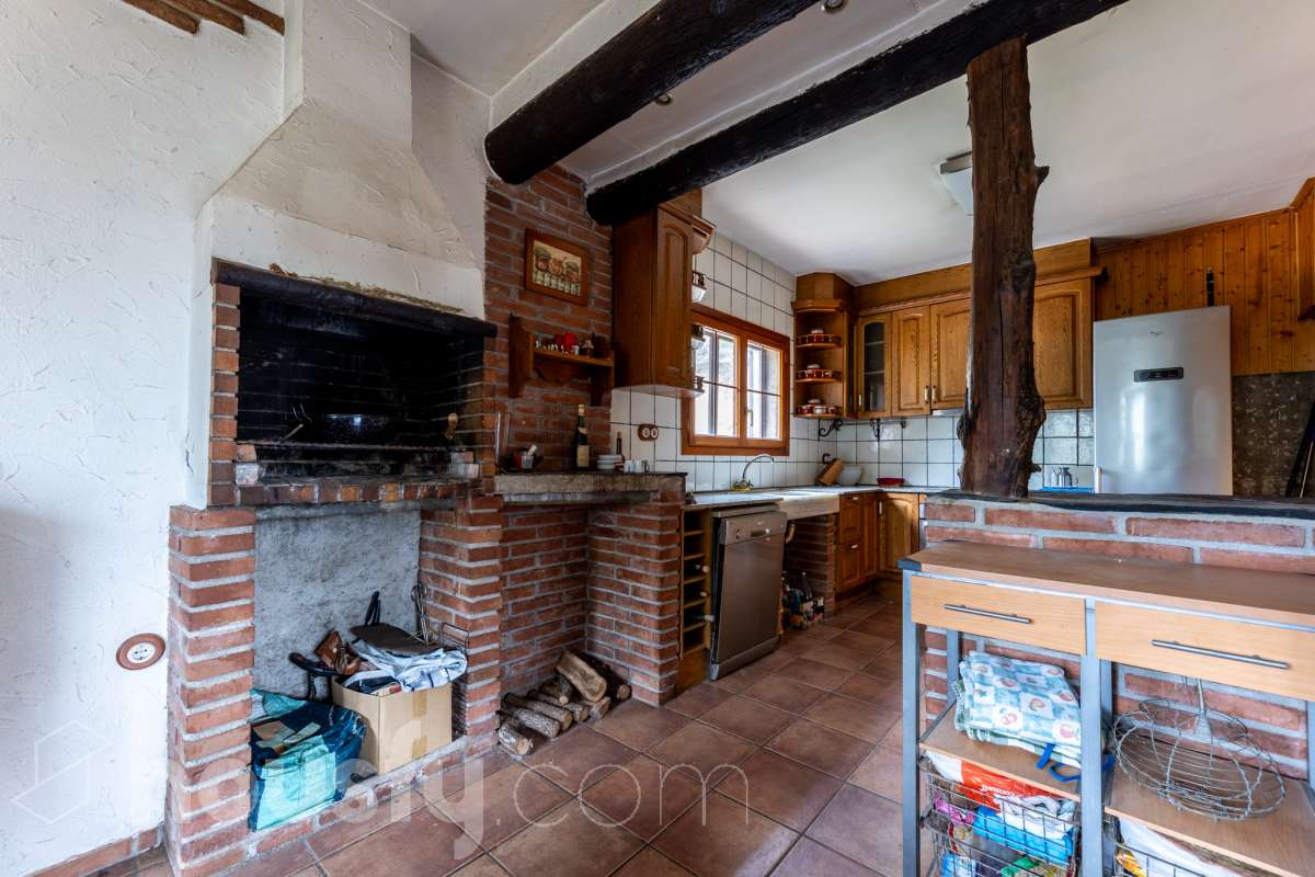 Housfy vende 🏡 fabulosa casa ubicada en Torrelles de Foix, Este acogedor chalet independiente es el equilibrio perfecto. Situado en una zona privilegiada de Torrelles de Foix, disfrutarás de un entorno natural inigualable, aire puro y las mejores vistas a la montaña, todo ello a un paso de los núcleos urbanos y servicios principales. Dispone de 198m2 útiles (verificados con la Dirección General de Catastro). Construida en el año: 1975. Distribución de estancias: -Salón-comedor -4 Dormitorios -2 Baños -Cocina equipada Características específicas: -Cédula de habitabilidad -Armario empotrado -Aire acondicionado -Suite con baño -Trastero -Amueblado -Calefacción -Electrodomésticos -Gres/cerámica -Balcón -Terraza -Patio -Vistas a la montaña -Jardín privado -Chimenea -Despacho -Lavadero -1 Plaza de garaje Zona y entorno: Respecto a la ubicación, se sitúa en Torrelles de Foix, municipio de Barcelona. Esta propiedad se encuentra cerca de transporte público, colegios, supermercados y farmacias. Aviso legal El precio de venta no incluye gastos de la compraventa como notaría, registro, impuestos, ni tampoco honorarios agencia. Esta publicación no es vinculante. Consulta siempre la nota simple con Housfy antes de formalizar la compraventa. Sobre nosotros Housfy es la plataforma integral de servicios inmobiliarios. Nuestra combinación de expertos y tecnología pone al alcance de todo el mundo servicios cómodos, claros y seguros. AICAT número: 7922. Nos encargamos de la gestión y asesoramiento de la compra. ¡Olvídate de todo! Hacemos los trámites por ti. Y, si además necesitas financiación, ponemos a tu disposición un bróker hipotecario para ayudarte a conseguir las mejores condiciones para tu perfil económico. ¿Quieres visitarla? Contacta con Housfy y agenda tu visita sin compromiso. Más información en: housfy.com-26