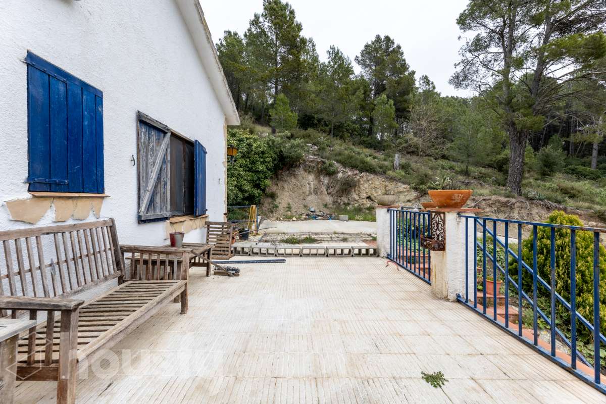 Housfy vende 🏡 fabulosa casa ubicada en Torrelles de Foix, Este acogedor chalet independiente es el equilibrio perfecto. Situado en una zona privilegiada de Torrelles de Foix, disfrutarás de un entorno natural inigualable, aire puro y las mejores vistas a la montaña, todo ello a un paso de los núcleos urbanos y servicios principales. Dispone de 198m2 útiles (verificados con la Dirección General de Catastro). Construida en el año: 1975. Distribución de estancias: -Salón-comedor -4 Dormitorios -2 Baños -Cocina equipada Características específicas: -Cédula de habitabilidad -Armario empotrado -Aire acondicionado -Suite con baño -Trastero -Amueblado -Calefacción -Electrodomésticos -Gres/cerámica -Balcón -Terraza -Patio -Vistas a la montaña -Jardín privado -Chimenea -Despacho -Lavadero -1 Plaza de garaje Zona y entorno: Respecto a la ubicación, se sitúa en Torrelles de Foix, municipio de Barcelona. Esta propiedad se encuentra cerca de transporte público, colegios, supermercados y farmacias. Aviso legal El precio de venta no incluye gastos de la compraventa como notaría, registro, impuestos, ni tampoco honorarios agencia. Esta publicación no es vinculante. Consulta siempre la nota simple con Housfy antes de formalizar la compraventa. Sobre nosotros Housfy es la plataforma integral de servicios inmobiliarios. Nuestra combinación de expertos y tecnología pone al alcance de todo el mundo servicios cómodos, claros y seguros. AICAT número: 7922. Nos encargamos de la gestión y asesoramiento de la compra. ¡Olvídate de todo! Hacemos los trámites por ti. Y, si además necesitas financiación, ponemos a tu disposición un bróker hipotecario para ayudarte a conseguir las mejores condiciones para tu perfil económico. ¿Quieres visitarla? Contacta con Housfy y agenda tu visita sin compromiso. Más información en: housfy.com-31