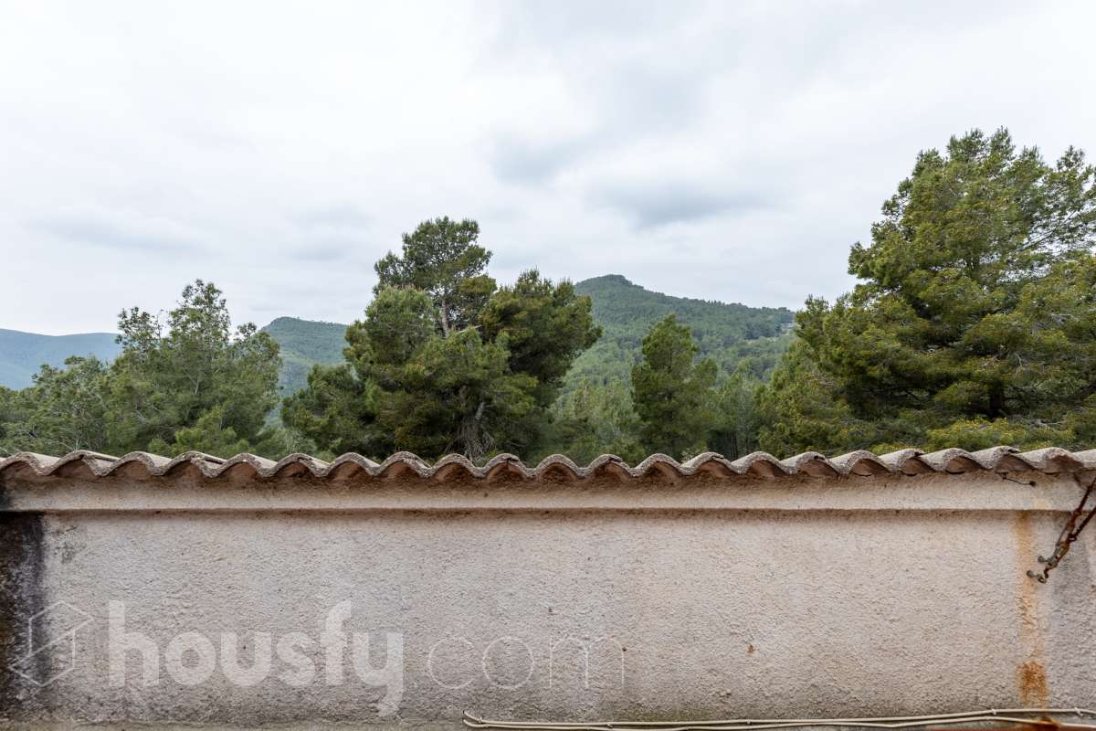 Housfy vende 🏡 fabulosa casa ubicada en Torrelles de Foix, Este acogedor chalet independiente es el equilibrio perfecto. Situado en una zona privilegiada de Torrelles de Foix, disfrutarás de un entorno natural inigualable, aire puro y las mejores vistas a la montaña, todo ello a un paso de los núcleos urbanos y servicios principales. Dispone de 198m2 útiles (verificados con la Dirección General de Catastro). Construida en el año: 1975. Distribución de estancias: -Salón-comedor -4 Dormitorios -2 Baños -Cocina equipada Características específicas: -Cédula de habitabilidad -Armario empotrado -Aire acondicionado -Suite con baño -Trastero -Amueblado -Calefacción -Electrodomésticos -Gres/cerámica -Balcón -Terraza -Patio -Vistas a la montaña -Jardín privado -Chimenea -Despacho -Lavadero -1 Plaza de garaje Zona y entorno: Respecto a la ubicación, se sitúa en Torrelles de Foix, municipio de Barcelona. Esta propiedad se encuentra cerca de transporte público, colegios, supermercados y farmacias. Aviso legal El precio de venta no incluye gastos de la compraventa como notaría, registro, impuestos, ni tampoco honorarios agencia. Esta publicación no es vinculante. Consulta siempre la nota simple con Housfy antes de formalizar la compraventa. Sobre nosotros Housfy es la plataforma integral de servicios inmobiliarios. Nuestra combinación de expertos y tecnología pone al alcance de todo el mundo servicios cómodos, claros y seguros. AICAT número: 7922. Nos encargamos de la gestión y asesoramiento de la compra. ¡Olvídate de todo! Hacemos los trámites por ti. Y, si además necesitas financiación, ponemos a tu disposición un bróker hipotecario para ayudarte a conseguir las mejores condiciones para tu perfil económico. ¿Quieres visitarla? Contacta con Housfy y agenda tu visita sin compromiso. Más información en: housfy.com-4
