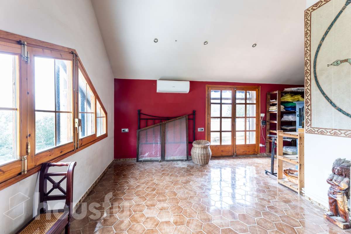 Housfy vende 🏡 fabulosa casa ubicada en Torrelles de Foix, Este acogedor chalet independiente es el equilibrio perfecto. Situado en una zona privilegiada de Torrelles de Foix, disfrutarás de un entorno natural inigualable, aire puro y las mejores vistas a la montaña, todo ello a un paso de los núcleos urbanos y servicios principales. Dispone de 198m2 útiles (verificados con la Dirección General de Catastro). Construida en el año: 1975. Distribución de estancias: -Salón-comedor -4 Dormitorios -2 Baños -Cocina equipada Características específicas: -Cédula de habitabilidad -Armario empotrado -Aire acondicionado -Suite con baño -Trastero -Amueblado -Calefacción -Electrodomésticos -Gres/cerámica -Balcón -Terraza -Patio -Vistas a la montaña -Jardín privado -Chimenea -Despacho -Lavadero -1 Plaza de garaje Zona y entorno: Respecto a la ubicación, se sitúa en Torrelles de Foix, municipio de Barcelona. Esta propiedad se encuentra cerca de transporte público, colegios, supermercados y farmacias. Aviso legal El precio de venta no incluye gastos de la compraventa como notaría, registro, impuestos, ni tampoco honorarios agencia. Esta publicación no es vinculante. Consulta siempre la nota simple con Housfy antes de formalizar la compraventa. Sobre nosotros Housfy es la plataforma integral de servicios inmobiliarios. Nuestra combinación de expertos y tecnología pone al alcance de todo el mundo servicios cómodos, claros y seguros. AICAT número: 7922. Nos encargamos de la gestión y asesoramiento de la compra. ¡Olvídate de todo! Hacemos los trámites por ti. Y, si además necesitas financiación, ponemos a tu disposición un bróker hipotecario para ayudarte a conseguir las mejores condiciones para tu perfil económico. ¿Quieres visitarla? Contacta con Housfy y agenda tu visita sin compromiso. Más información en: housfy.com-19