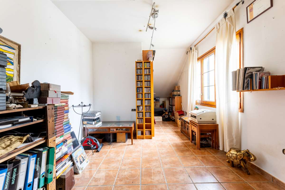 Housfy vende 🏡 fabulosa casa ubicada en Torrelles de Foix, Este acogedor chalet independiente es el equilibrio perfecto. Situado en una zona privilegiada de Torrelles de Foix, disfrutarás de un entorno natural inigualable, aire puro y las mejores vistas a la montaña, todo ello a un paso de los núcleos urbanos y servicios principales. Dispone de 198m2 útiles (verificados con la Dirección General de Catastro). Construida en el año: 1975. Distribución de estancias: -Salón-comedor -4 Dormitorios -2 Baños -Cocina equipada Características específicas: -Cédula de habitabilidad -Armario empotrado -Aire acondicionado -Suite con baño -Trastero -Amueblado -Calefacción -Electrodomésticos -Gres/cerámica -Balcón -Terraza -Patio -Vistas a la montaña -Jardín privado -Chimenea -Despacho -Lavadero -1 Plaza de garaje Zona y entorno: Respecto a la ubicación, se sitúa en Torrelles de Foix, municipio de Barcelona. Esta propiedad se encuentra cerca de transporte público, colegios, supermercados y farmacias. Aviso legal El precio de venta no incluye gastos de la compraventa como notaría, registro, impuestos, ni tampoco honorarios agencia. Esta publicación no es vinculante. Consulta siempre la nota simple con Housfy antes de formalizar la compraventa. Sobre nosotros Housfy es la plataforma integral de servicios inmobiliarios. Nuestra combinación de expertos y tecnología pone al alcance de todo el mundo servicios cómodos, claros y seguros. AICAT número: 7922. Nos encargamos de la gestión y asesoramiento de la compra. ¡Olvídate de todo! Hacemos los trámites por ti. Y, si además necesitas financiación, ponemos a tu disposición un bróker hipotecario para ayudarte a conseguir las mejores condiciones para tu perfil económico. ¿Quieres visitarla? Contacta con Housfy y agenda tu visita sin compromiso. Más información en: housfy.com-16