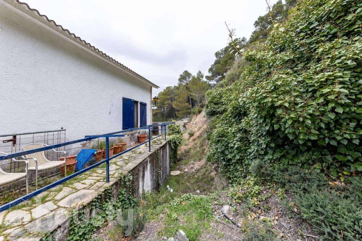 Housfy vende 🏡 fabulosa casa ubicada en Torrelles de Foix, Este acogedor chalet independiente es el equilibrio perfecto. Situado en una zona privilegiada de Torrelles de Foix, disfrutarás de un entorno natural inigualable, aire puro y las mejores vistas a la montaña, todo ello a un paso de los núcleos urbanos y servicios principales. Dispone de 198m2 útiles (verificados con la Dirección General de Catastro). Construida en el año: 1975. Distribución de estancias: -Salón-comedor -4 Dormitorios -2 Baños -Cocina equipada Características específicas: -Cédula de habitabilidad -Armario empotrado -Aire acondicionado -Suite con baño -Trastero -Amueblado -Calefacción -Electrodomésticos -Gres/cerámica -Balcón -Terraza -Patio -Vistas a la montaña -Jardín privado -Chimenea -Despacho -Lavadero -1 Plaza de garaje Zona y entorno: Respecto a la ubicación, se sitúa en Torrelles de Foix, municipio de Barcelona. Esta propiedad se encuentra cerca de transporte público, colegios, supermercados y farmacias. Aviso legal El precio de venta no incluye gastos de la compraventa como notaría, registro, impuestos, ni tampoco honorarios agencia. Esta publicación no es vinculante. Consulta siempre la nota simple con Housfy antes de formalizar la compraventa. Sobre nosotros Housfy es la plataforma integral de servicios inmobiliarios. Nuestra combinación de expertos y tecnología pone al alcance de todo el mundo servicios cómodos, claros y seguros. AICAT número: 7922. Nos encargamos de la gestión y asesoramiento de la compra. ¡Olvídate de todo! Hacemos los trámites por ti. Y, si además necesitas financiación, ponemos a tu disposición un bróker hipotecario para ayudarte a conseguir las mejores condiciones para tu perfil económico. ¿Quieres visitarla? Contacta con Housfy y agenda tu visita sin compromiso. Más información en: housfy.com-39
