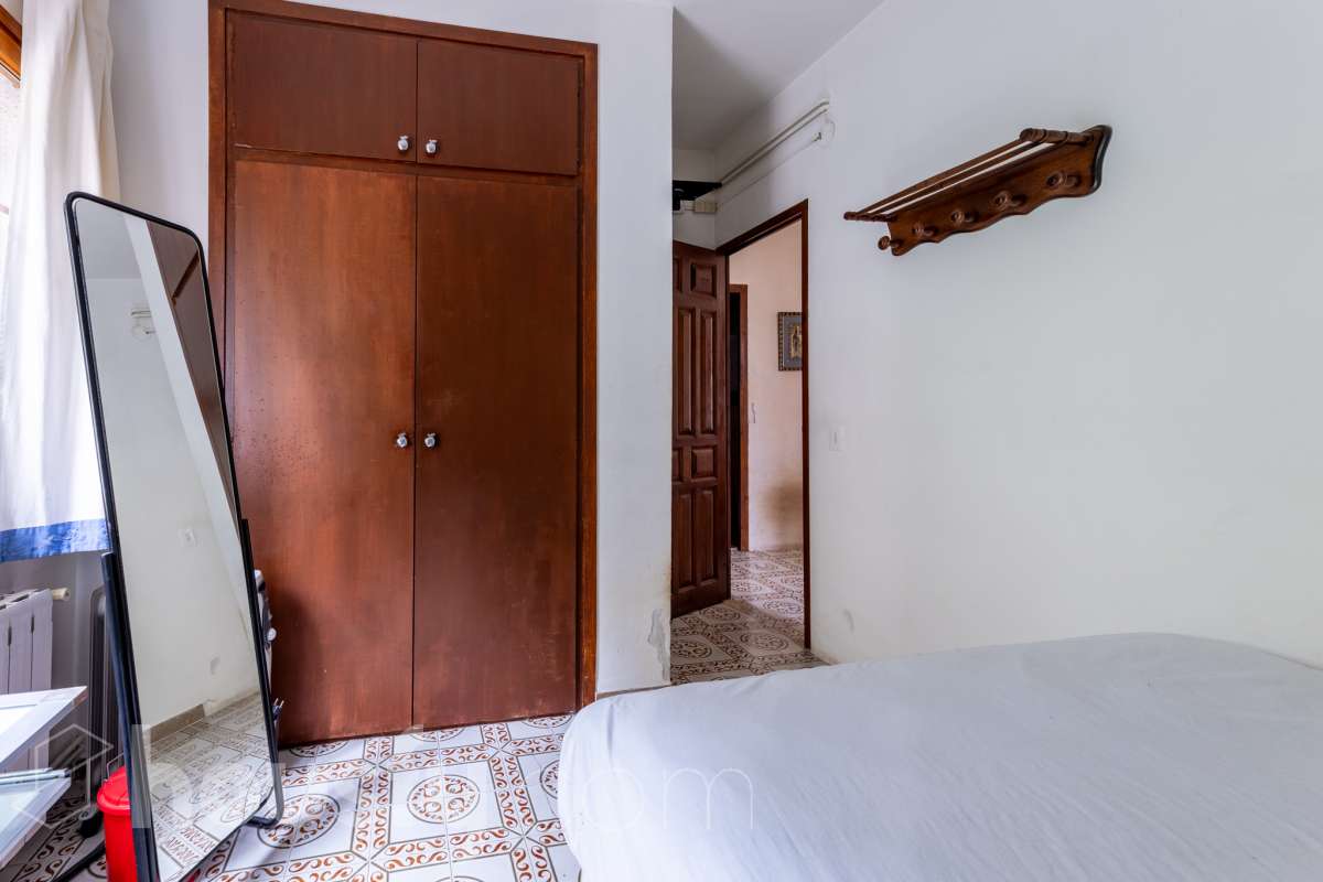 Housfy vende 🏡 fabulosa casa ubicada en Torrelles de Foix, Este acogedor chalet independiente es el equilibrio perfecto. Situado en una zona privilegiada de Torrelles de Foix, disfrutarás de un entorno natural inigualable, aire puro y las mejores vistas a la montaña, todo ello a un paso de los núcleos urbanos y servicios principales. Dispone de 198m2 útiles (verificados con la Dirección General de Catastro). Construida en el año: 1975. Distribución de estancias: -Salón-comedor -4 Dormitorios -2 Baños -Cocina equipada Características específicas: -Cédula de habitabilidad -Armario empotrado -Aire acondicionado -Suite con baño -Trastero -Amueblado -Calefacción -Electrodomésticos -Gres/cerámica -Balcón -Terraza -Patio -Vistas a la montaña -Jardín privado -Chimenea -Despacho -Lavadero -1 Plaza de garaje Zona y entorno: Respecto a la ubicación, se sitúa en Torrelles de Foix, municipio de Barcelona. Esta propiedad se encuentra cerca de transporte público, colegios, supermercados y farmacias. Aviso legal El precio de venta no incluye gastos de la compraventa como notaría, registro, impuestos, ni tampoco honorarios agencia. Esta publicación no es vinculante. Consulta siempre la nota simple con Housfy antes de formalizar la compraventa. Sobre nosotros Housfy es la plataforma integral de servicios inmobiliarios. Nuestra combinación de expertos y tecnología pone al alcance de todo el mundo servicios cómodos, claros y seguros. AICAT número: 7922. Nos encargamos de la gestión y asesoramiento de la compra. ¡Olvídate de todo! Hacemos los trámites por ti. Y, si además necesitas financiación, ponemos a tu disposición un bróker hipotecario para ayudarte a conseguir las mejores condiciones para tu perfil económico. ¿Quieres visitarla? Contacta con Housfy y agenda tu visita sin compromiso. Más información en: housfy.com-13