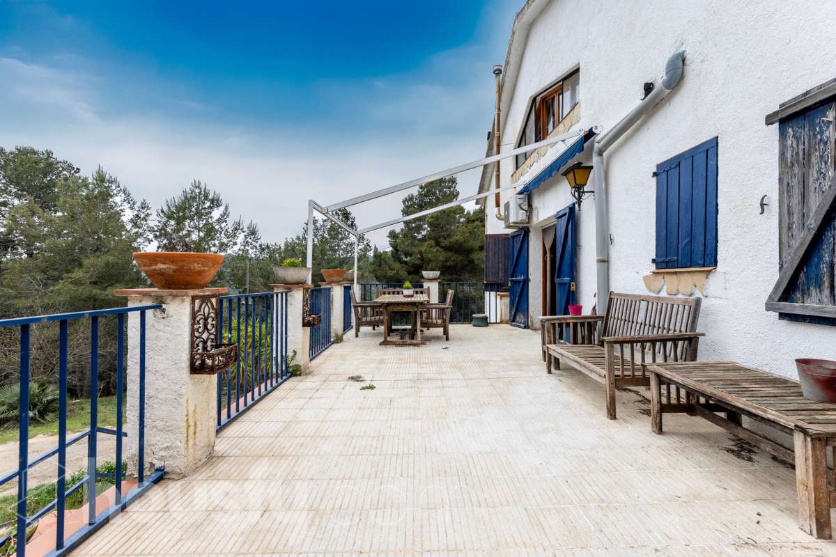 Housfy vende 🏡 fabulosa casa ubicada en Torrelles de Foix, Este acogedor chalet independiente es el equilibrio perfecto. Situado en una zona privilegiada de Torrelles de Foix, disfrutarás de un entorno natural inigualable, aire puro y las mejores vistas a la montaña, todo ello a un paso de los núcleos urbanos y servicios principales. Dispone de 198m2 útiles (verificados con la Dirección General de Catastro). Construida en el año: 1975. Distribución de estancias: -Salón-comedor -4 Dormitorios -2 Baños -Cocina equipada Características específicas: -Cédula de habitabilidad -Armario empotrado -Aire acondicionado -Suite con baño -Trastero -Amueblado -Calefacción -Electrodomésticos -Gres/cerámica -Balcón -Terraza -Patio -Vistas a la montaña -Jardín privado -Chimenea -Despacho -Lavadero -1 Plaza de garaje Zona y entorno: Respecto a la ubicación, se sitúa en Torrelles de Foix, municipio de Barcelona. Esta propiedad se encuentra cerca de transporte público, colegios, supermercados y farmacias. Aviso legal El precio de venta no incluye gastos de la compraventa como notaría, registro, impuestos, ni tampoco honorarios agencia. Esta publicación no es vinculante. Consulta siempre la nota simple con Housfy antes de formalizar la compraventa. Sobre nosotros Housfy es la plataforma integral de servicios inmobiliarios. Nuestra combinación de expertos y tecnología pone al alcance de todo el mundo servicios cómodos, claros y seguros. AICAT número: 7922. Nos encargamos de la gestión y asesoramiento de la compra. ¡Olvídate de todo! Hacemos los trámites por ti. Y, si además necesitas financiación, ponemos a tu disposición un bróker hipotecario para ayudarte a conseguir las mejores condiciones para tu perfil económico. ¿Quieres visitarla? Contacta con Housfy y agenda tu visita sin compromiso. Más información en: housfy.com-30
