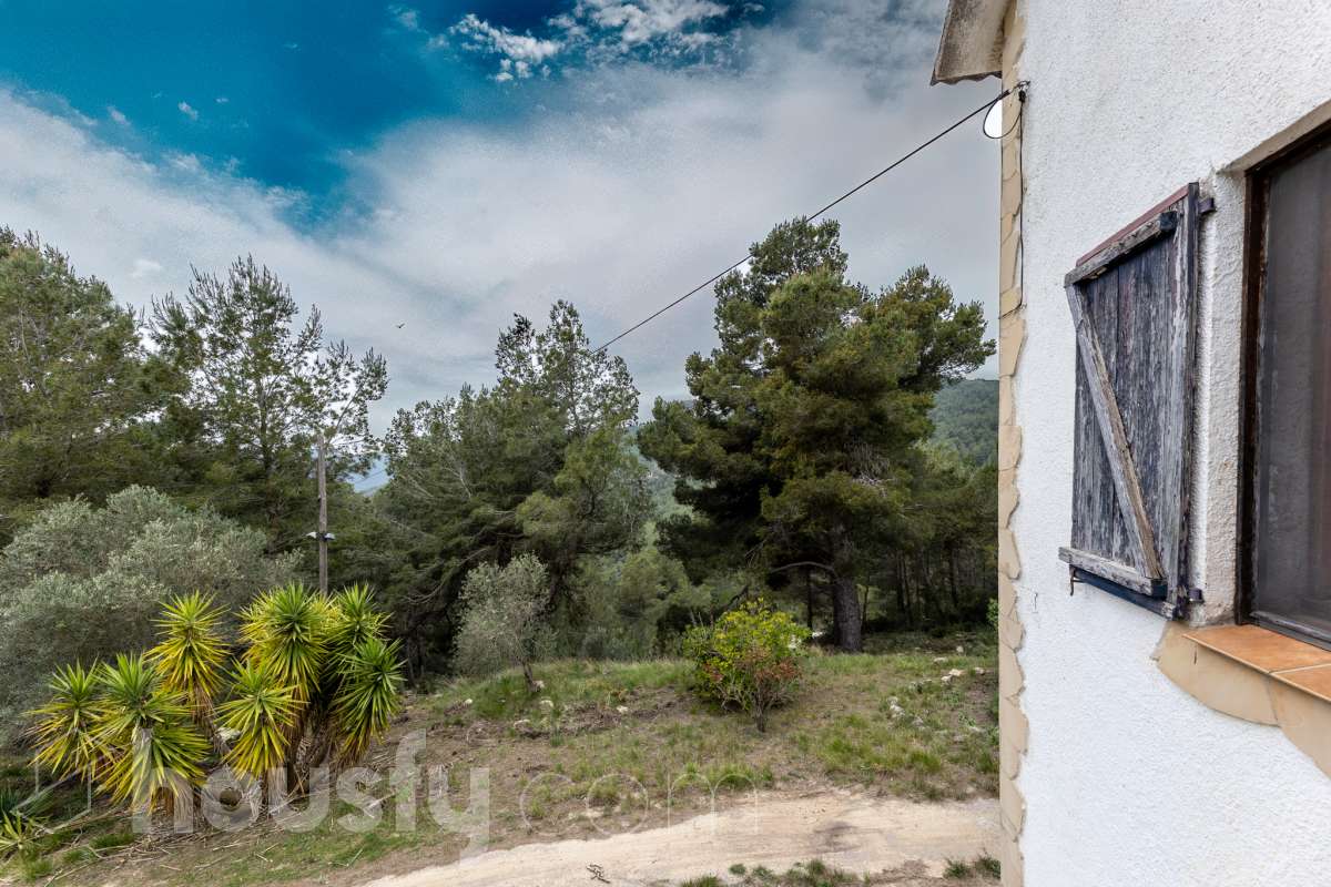 Housfy vende 🏡 fabulosa casa ubicada en Torrelles de Foix, Este acogedor chalet independiente es el equilibrio perfecto. Situado en una zona privilegiada de Torrelles de Foix, disfrutarás de un entorno natural inigualable, aire puro y las mejores vistas a la montaña, todo ello a un paso de los núcleos urbanos y servicios principales. Dispone de 198m2 útiles (verificados con la Dirección General de Catastro). Construida en el año: 1975. Distribución de estancias: -Salón-comedor -4 Dormitorios -2 Baños -Cocina equipada Características específicas: -Cédula de habitabilidad -Armario empotrado -Aire acondicionado -Suite con baño -Trastero -Amueblado -Calefacción -Electrodomésticos -Gres/cerámica -Balcón -Terraza -Patio -Vistas a la montaña -Jardín privado -Chimenea -Despacho -Lavadero -1 Plaza de garaje Zona y entorno: Respecto a la ubicación, se sitúa en Torrelles de Foix, municipio de Barcelona. Esta propiedad se encuentra cerca de transporte público, colegios, supermercados y farmacias. Aviso legal El precio de venta no incluye gastos de la compraventa como notaría, registro, impuestos, ni tampoco honorarios agencia. Esta publicación no es vinculante. Consulta siempre la nota simple con Housfy antes de formalizar la compraventa. Sobre nosotros Housfy es la plataforma integral de servicios inmobiliarios. Nuestra combinación de expertos y tecnología pone al alcance de todo el mundo servicios cómodos, claros y seguros. AICAT número: 7922. Nos encargamos de la gestión y asesoramiento de la compra. ¡Olvídate de todo! Hacemos los trámites por ti. Y, si además necesitas financiación, ponemos a tu disposición un bróker hipotecario para ayudarte a conseguir las mejores condiciones para tu perfil económico. ¿Quieres visitarla? Contacta con Housfy y agenda tu visita sin compromiso. Más información en: housfy.com-41