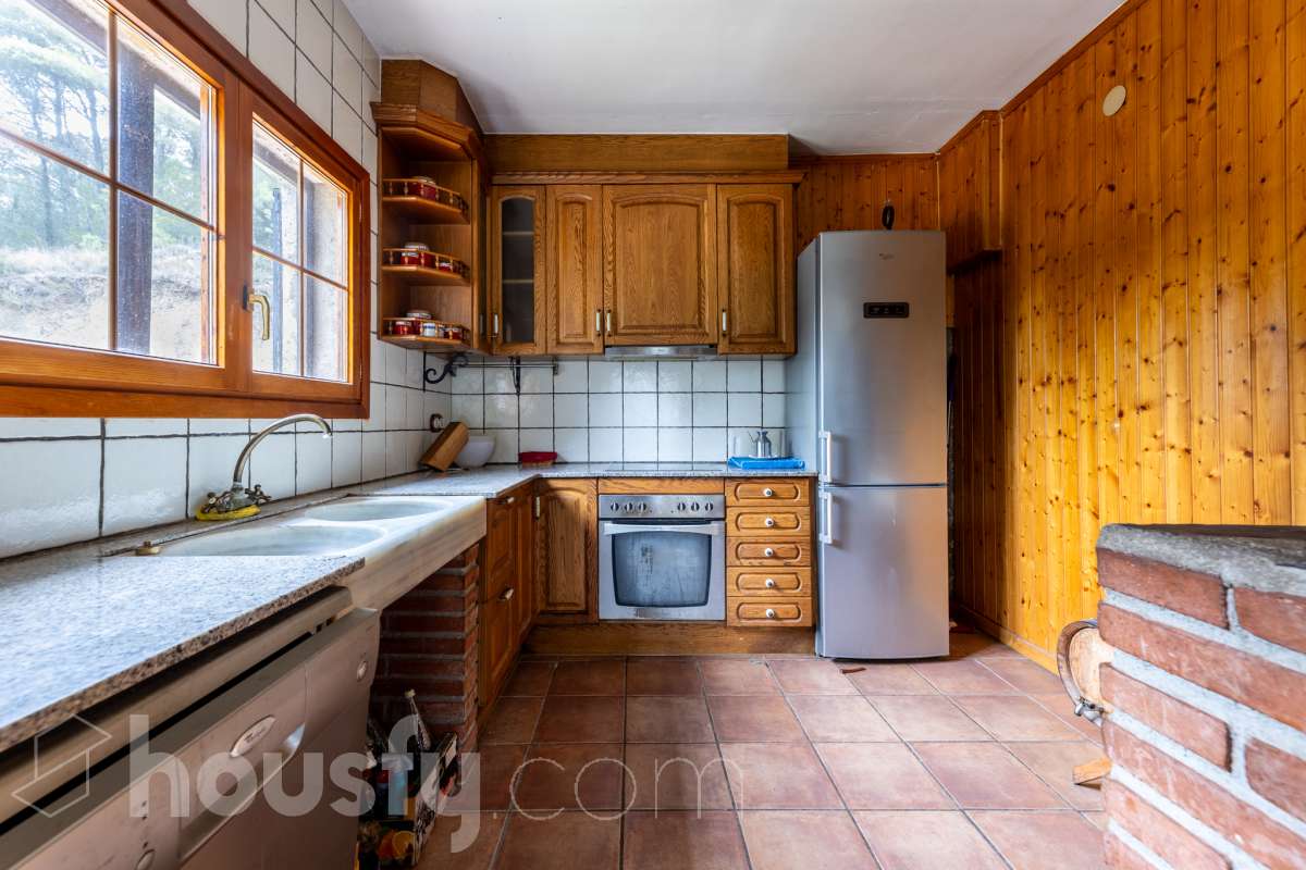 Housfy vende 🏡 fabulosa casa ubicada en Torrelles de Foix, Este acogedor chalet independiente es el equilibrio perfecto. Situado en una zona privilegiada de Torrelles de Foix, disfrutarás de un entorno natural inigualable, aire puro y las mejores vistas a la montaña, todo ello a un paso de los núcleos urbanos y servicios principales. Dispone de 198m2 útiles (verificados con la Dirección General de Catastro). Construida en el año: 1975. Distribución de estancias: -Salón-comedor -4 Dormitorios -2 Baños -Cocina equipada Características específicas: -Cédula de habitabilidad -Armario empotrado -Aire acondicionado -Suite con baño -Trastero -Amueblado -Calefacción -Electrodomésticos -Gres/cerámica -Balcón -Terraza -Patio -Vistas a la montaña -Jardín privado -Chimenea -Despacho -Lavadero -1 Plaza de garaje Zona y entorno: Respecto a la ubicación, se sitúa en Torrelles de Foix, municipio de Barcelona. Esta propiedad se encuentra cerca de transporte público, colegios, supermercados y farmacias. Aviso legal El precio de venta no incluye gastos de la compraventa como notaría, registro, impuestos, ni tampoco honorarios agencia. Esta publicación no es vinculante. Consulta siempre la nota simple con Housfy antes de formalizar la compraventa. Sobre nosotros Housfy es la plataforma integral de servicios inmobiliarios. Nuestra combinación de expertos y tecnología pone al alcance de todo el mundo servicios cómodos, claros y seguros. AICAT número: 7922. Nos encargamos de la gestión y asesoramiento de la compra. ¡Olvídate de todo! Hacemos los trámites por ti. Y, si además necesitas financiación, ponemos a tu disposición un bróker hipotecario para ayudarte a conseguir las mejores condiciones para tu perfil económico. ¿Quieres visitarla? Contacta con Housfy y agenda tu visita sin compromiso. Más información en: housfy.com-6
