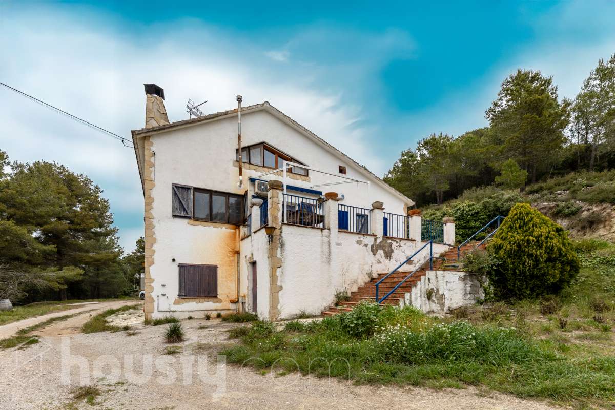 Housfy vende 🏡 fabulosa casa ubicada en Torrelles de Foix, Este acogedor chalet independiente es el equilibrio perfecto. Situado en una zona privilegiada de Torrelles de Foix, disfrutarás de un entorno natural inigualable, aire puro y las mejores vistas a la montaña, todo ello a un paso de los núcleos urbanos y servicios principales. Dispone de 198m2 útiles (verificados con la Dirección General de Catastro). Construida en el año: 1975. Distribución de estancias: -Salón-comedor -4 Dormitorios -2 Baños -Cocina equipada Características específicas: -Cédula de habitabilidad -Armario empotrado -Aire acondicionado -Suite con baño -Trastero -Amueblado -Calefacción -Electrodomésticos -Gres/cerámica -Balcón -Terraza -Patio -Vistas a la montaña -Jardín privado -Chimenea -Despacho -Lavadero -1 Plaza de garaje Zona y entorno: Respecto a la ubicación, se sitúa en Torrelles de Foix, municipio de Barcelona. Esta propiedad se encuentra cerca de transporte público, colegios, supermercados y farmacias. Aviso legal El precio de venta no incluye gastos de la compraventa como notaría, registro, impuestos, ni tampoco honorarios agencia. Esta publicación no es vinculante. Consulta siempre la nota simple con Housfy antes de formalizar la compraventa. Sobre nosotros Housfy es la plataforma integral de servicios inmobiliarios. Nuestra combinación de expertos y tecnología pone al alcance de todo el mundo servicios cómodos, claros y seguros. AICAT número: 7922. Nos encargamos de la gestión y asesoramiento de la compra. ¡Olvídate de todo! Hacemos los trámites por ti. Y, si además necesitas financiación, ponemos a tu disposición un bróker hipotecario para ayudarte a conseguir las mejores condiciones para tu perfil económico. ¿Quieres visitarla? Contacta con Housfy y agenda tu visita sin compromiso. Más información en: housfy.com-36