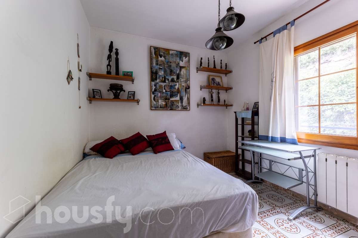 Housfy vende 🏡 fabulosa casa ubicada en Torrelles de Foix, Este acogedor chalet independiente es el equilibrio perfecto. Situado en una zona privilegiada de Torrelles de Foix, disfrutarás de un entorno natural inigualable, aire puro y las mejores vistas a la montaña, todo ello a un paso de los núcleos urbanos y servicios principales. Dispone de 198m2 útiles (verificados con la Dirección General de Catastro). Construida en el año: 1975. Distribución de estancias: -Salón-comedor -4 Dormitorios -2 Baños -Cocina equipada Características específicas: -Cédula de habitabilidad -Armario empotrado -Aire acondicionado -Suite con baño -Trastero -Amueblado -Calefacción -Electrodomésticos -Gres/cerámica -Balcón -Terraza -Patio -Vistas a la montaña -Jardín privado -Chimenea -Despacho -Lavadero -1 Plaza de garaje Zona y entorno: Respecto a la ubicación, se sitúa en Torrelles de Foix, municipio de Barcelona. Esta propiedad se encuentra cerca de transporte público, colegios, supermercados y farmacias. Aviso legal El precio de venta no incluye gastos de la compraventa como notaría, registro, impuestos, ni tampoco honorarios agencia. Esta publicación no es vinculante. Consulta siempre la nota simple con Housfy antes de formalizar la compraventa. Sobre nosotros Housfy es la plataforma integral de servicios inmobiliarios. Nuestra combinación de expertos y tecnología pone al alcance de todo el mundo servicios cómodos, claros y seguros. AICAT número: 7922. Nos encargamos de la gestión y asesoramiento de la compra. ¡Olvídate de todo! Hacemos los trámites por ti. Y, si además necesitas financiación, ponemos a tu disposición un bróker hipotecario para ayudarte a conseguir las mejores condiciones para tu perfil económico. ¿Quieres visitarla? Contacta con Housfy y agenda tu visita sin compromiso. Más información en: housfy.com-12