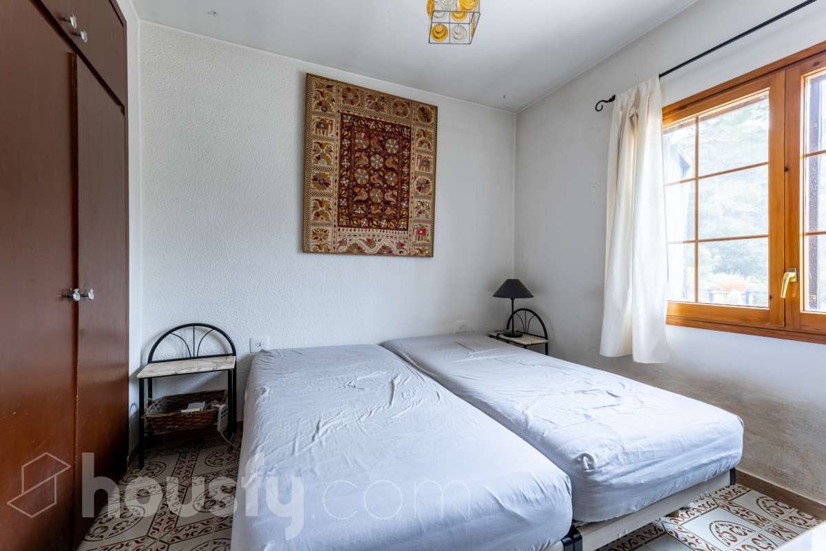 Housfy vende 🏡 fabulosa casa ubicada en Torrelles de Foix, Este acogedor chalet independiente es el equilibrio perfecto. Situado en una zona privilegiada de Torrelles de Foix, disfrutarás de un entorno natural inigualable, aire puro y las mejores vistas a la montaña, todo ello a un paso de los núcleos urbanos y servicios principales. Dispone de 198m2 útiles (verificados con la Dirección General de Catastro). Construida en el año: 1975. Distribución de estancias: -Salón-comedor -4 Dormitorios -2 Baños -Cocina equipada Características específicas: -Cédula de habitabilidad -Armario empotrado -Aire acondicionado -Suite con baño -Trastero -Amueblado -Calefacción -Electrodomésticos -Gres/cerámica -Balcón -Terraza -Patio -Vistas a la montaña -Jardín privado -Chimenea -Despacho -Lavadero -1 Plaza de garaje Zona y entorno: Respecto a la ubicación, se sitúa en Torrelles de Foix, municipio de Barcelona. Esta propiedad se encuentra cerca de transporte público, colegios, supermercados y farmacias. Aviso legal El precio de venta no incluye gastos de la compraventa como notaría, registro, impuestos, ni tampoco honorarios agencia. Esta publicación no es vinculante. Consulta siempre la nota simple con Housfy antes de formalizar la compraventa. Sobre nosotros Housfy es la plataforma integral de servicios inmobiliarios. Nuestra combinación de expertos y tecnología pone al alcance de todo el mundo servicios cómodos, claros y seguros. AICAT número: 7922. Nos encargamos de la gestión y asesoramiento de la compra. ¡Olvídate de todo! Hacemos los trámites por ti. Y, si además necesitas financiación, ponemos a tu disposición un bróker hipotecario para ayudarte a conseguir las mejores condiciones para tu perfil económico. ¿Quieres visitarla? Contacta con Housfy y agenda tu visita sin compromiso. Más información en: housfy.com-14