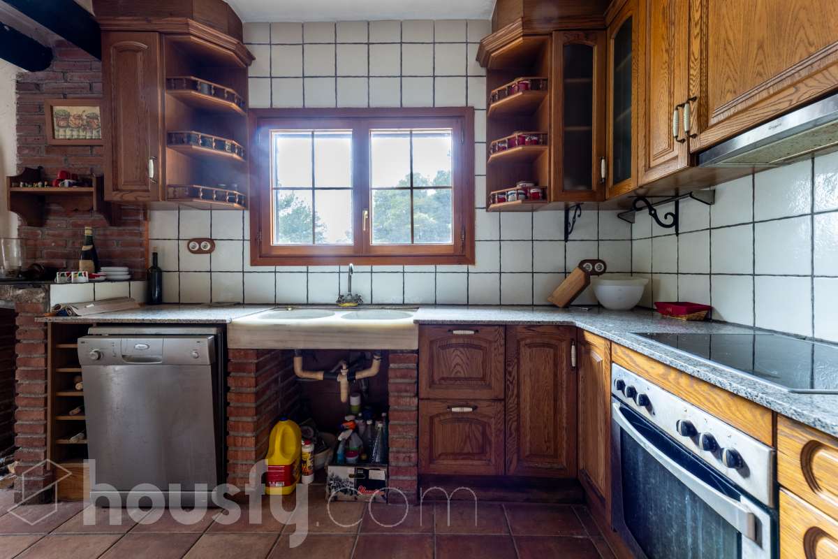 Housfy vende 🏡 fabulosa casa ubicada en Torrelles de Foix, Este acogedor chalet independiente es el equilibrio perfecto. Situado en una zona privilegiada de Torrelles de Foix, disfrutarás de un entorno natural inigualable, aire puro y las mejores vistas a la montaña, todo ello a un paso de los núcleos urbanos y servicios principales. Dispone de 198m2 útiles (verificados con la Dirección General de Catastro). Construida en el año: 1975. Distribución de estancias: -Salón-comedor -4 Dormitorios -2 Baños -Cocina equipada Características específicas: -Cédula de habitabilidad -Armario empotrado -Aire acondicionado -Suite con baño -Trastero -Amueblado -Calefacción -Electrodomésticos -Gres/cerámica -Balcón -Terraza -Patio -Vistas a la montaña -Jardín privado -Chimenea -Despacho -Lavadero -1 Plaza de garaje Zona y entorno: Respecto a la ubicación, se sitúa en Torrelles de Foix, municipio de Barcelona. Esta propiedad se encuentra cerca de transporte público, colegios, supermercados y farmacias. Aviso legal El precio de venta no incluye gastos de la compraventa como notaría, registro, impuestos, ni tampoco honorarios agencia. Esta publicación no es vinculante. Consulta siempre la nota simple con Housfy antes de formalizar la compraventa. Sobre nosotros Housfy es la plataforma integral de servicios inmobiliarios. Nuestra combinación de expertos y tecnología pone al alcance de todo el mundo servicios cómodos, claros y seguros. AICAT número: 7922. Nos encargamos de la gestión y asesoramiento de la compra. ¡Olvídate de todo! Hacemos los trámites por ti. Y, si además necesitas financiación, ponemos a tu disposición un bróker hipotecario para ayudarte a conseguir las mejores condiciones para tu perfil económico. ¿Quieres visitarla? Contacta con Housfy y agenda tu visita sin compromiso. Más información en: housfy.com-7
