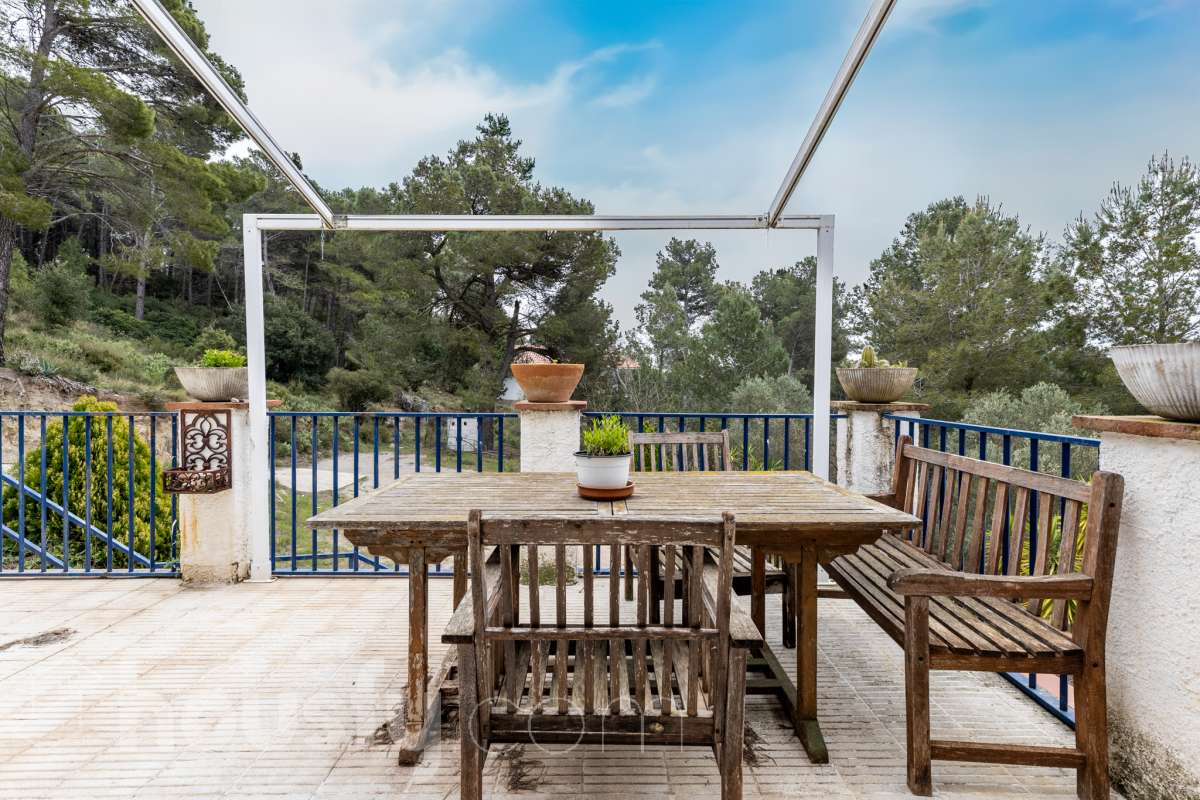 Housfy vende 🏡 fabulosa casa ubicada en Torrelles de Foix, Este acogedor chalet independiente es el equilibrio perfecto. Situado en una zona privilegiada de Torrelles de Foix, disfrutarás de un entorno natural inigualable, aire puro y las mejores vistas a la montaña, todo ello a un paso de los núcleos urbanos y servicios principales. Dispone de 198m2 útiles (verificados con la Dirección General de Catastro). Construida en el año: 1975. Distribución de estancias: -Salón-comedor -4 Dormitorios -2 Baños -Cocina equipada Características específicas: -Cédula de habitabilidad -Armario empotrado -Aire acondicionado -Suite con baño -Trastero -Amueblado -Calefacción -Electrodomésticos -Gres/cerámica -Balcón -Terraza -Patio -Vistas a la montaña -Jardín privado -Chimenea -Despacho -Lavadero -1 Plaza de garaje Zona y entorno: Respecto a la ubicación, se sitúa en Torrelles de Foix, municipio de Barcelona. Esta propiedad se encuentra cerca de transporte público, colegios, supermercados y farmacias. Aviso legal El precio de venta no incluye gastos de la compraventa como notaría, registro, impuestos, ni tampoco honorarios agencia. Esta publicación no es vinculante. Consulta siempre la nota simple con Housfy antes de formalizar la compraventa. Sobre nosotros Housfy es la plataforma integral de servicios inmobiliarios. Nuestra combinación de expertos y tecnología pone al alcance de todo el mundo servicios cómodos, claros y seguros. AICAT número: 7922. Nos encargamos de la gestión y asesoramiento de la compra. ¡Olvídate de todo! Hacemos los trámites por ti. Y, si además necesitas financiación, ponemos a tu disposición un bróker hipotecario para ayudarte a conseguir las mejores condiciones para tu perfil económico. ¿Quieres visitarla? Contacta con Housfy y agenda tu visita sin compromiso. Más información en: housfy.com-33
