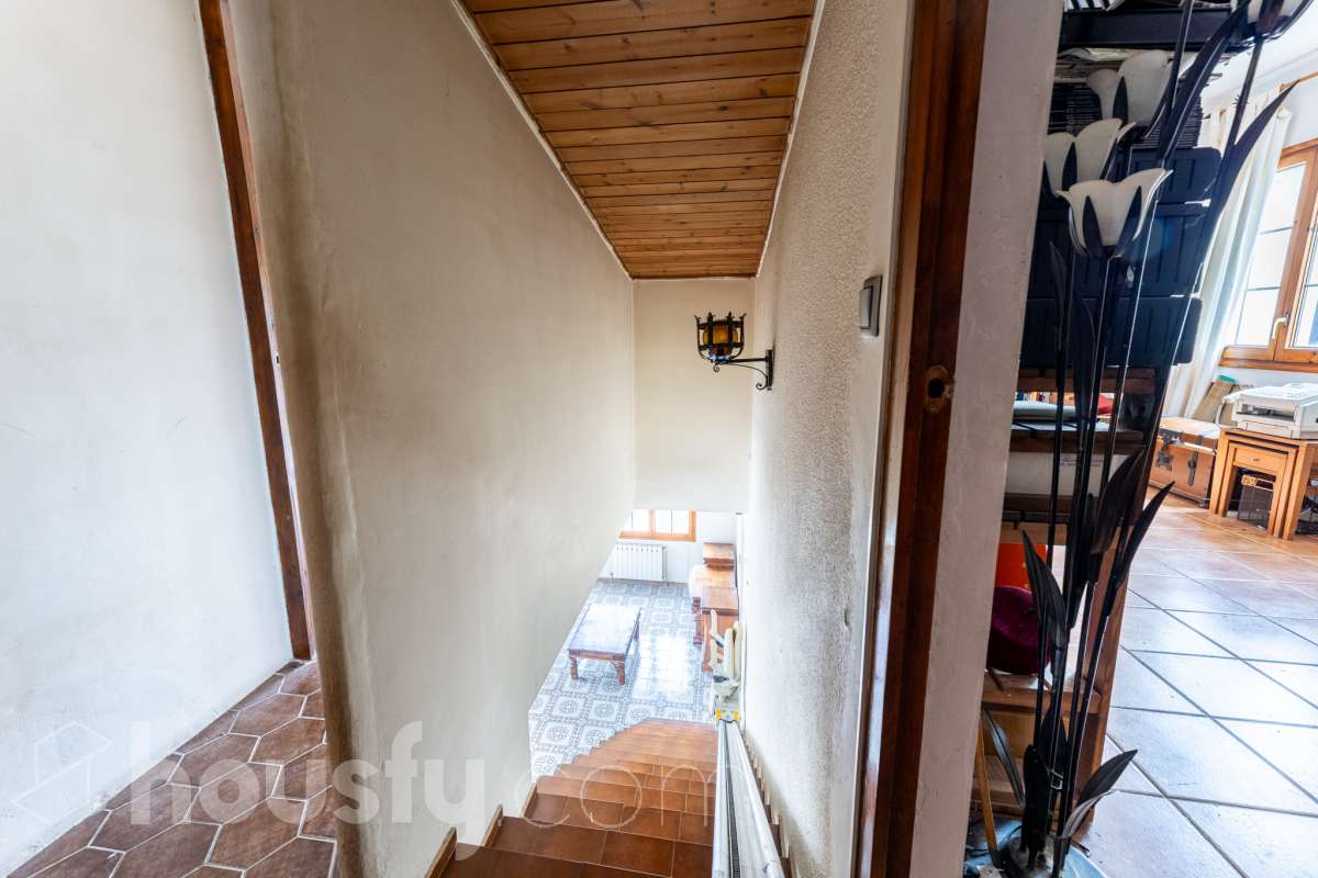 Housfy vende 🏡 fabulosa casa ubicada en Torrelles de Foix, Este acogedor chalet independiente es el equilibrio perfecto. Situado en una zona privilegiada de Torrelles de Foix, disfrutarás de un entorno natural inigualable, aire puro y las mejores vistas a la montaña, todo ello a un paso de los núcleos urbanos y servicios principales. Dispone de 198m2 útiles (verificados con la Dirección General de Catastro). Construida en el año: 1975. Distribución de estancias: -Salón-comedor -4 Dormitorios -2 Baños -Cocina equipada Características específicas: -Cédula de habitabilidad -Armario empotrado -Aire acondicionado -Suite con baño -Trastero -Amueblado -Calefacción -Electrodomésticos -Gres/cerámica -Balcón -Terraza -Patio -Vistas a la montaña -Jardín privado -Chimenea -Despacho -Lavadero -1 Plaza de garaje Zona y entorno: Respecto a la ubicación, se sitúa en Torrelles de Foix, municipio de Barcelona. Esta propiedad se encuentra cerca de transporte público, colegios, supermercados y farmacias. Aviso legal El precio de venta no incluye gastos de la compraventa como notaría, registro, impuestos, ni tampoco honorarios agencia. Esta publicación no es vinculante. Consulta siempre la nota simple con Housfy antes de formalizar la compraventa. Sobre nosotros Housfy es la plataforma integral de servicios inmobiliarios. Nuestra combinación de expertos y tecnología pone al alcance de todo el mundo servicios cómodos, claros y seguros. AICAT número: 7922. Nos encargamos de la gestión y asesoramiento de la compra. ¡Olvídate de todo! Hacemos los trámites por ti. Y, si además necesitas financiación, ponemos a tu disposición un bróker hipotecario para ayudarte a conseguir las mejores condiciones para tu perfil económico. ¿Quieres visitarla? Contacta con Housfy y agenda tu visita sin compromiso. Más información en: housfy.com-22