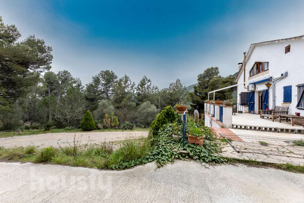 Housfy vende 🏡 fabulosa casa ubicada en Torrelles de Foix, Este acogedor chalet independiente es el equilibrio perfecto. Situado en una zona privilegiada de Torrelles de Foix, disfrutarás de un entorno natural inigualable, aire puro y las mejores vistas a la montaña, todo ello a un paso de los núcleos urbanos y servicios principales. Dispone de 198m2 útiles (verificados con la Dirección General de Catastro). Construida en el año: 1975. Distribución de estancias: -Salón-comedor -4 Dormitorios -2 Baños -Cocina equipada Características específicas: -Cédula de habitabilidad -Armario empotrado -Aire acondicionado -Suite con baño -Trastero -Amueblado -Calefacción -Electrodomésticos -Gres/cerámica -Balcón -Terraza -Patio -Vistas a la montaña -Jardín privado -Chimenea -Despacho -Lavadero -1 Plaza de garaje Zona y entorno: Respecto a la ubicación, se sitúa en Torrelles de Foix, municipio de Barcelona. Esta propiedad se encuentra cerca de transporte público, colegios, supermercados y farmacias. Aviso legal El precio de venta no incluye gastos de la compraventa como notaría, registro, impuestos, ni tampoco honorarios agencia. Esta publicación no es vinculante. Consulta siempre la nota simple con Housfy antes de formalizar la compraventa. Sobre nosotros Housfy es la plataforma integral de servicios inmobiliarios. Nuestra combinación de expertos y tecnología pone al alcance de todo el mundo servicios cómodos, claros y seguros. AICAT número: 7922. Nos encargamos de la gestión y asesoramiento de la compra. ¡Olvídate de todo! Hacemos los trámites por ti. Y, si además necesitas financiación, ponemos a tu disposición un bróker hipotecario para ayudarte a conseguir las mejores condiciones para tu perfil económico. ¿Quieres visitarla? Contacta con Housfy y agenda tu visita sin compromiso. Más información en: housfy.com-40