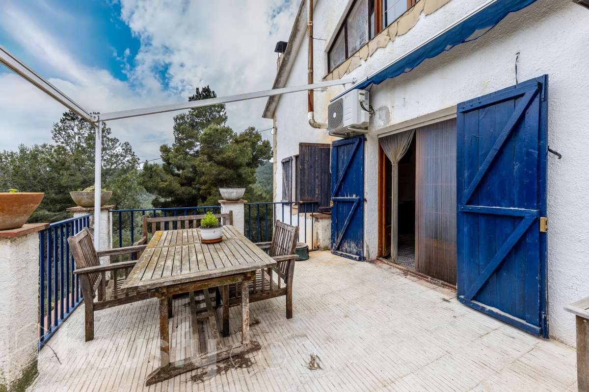 Housfy vende 🏡 fabulosa casa ubicada en Torrelles de Foix, Este acogedor chalet independiente es el equilibrio perfecto. Situado en una zona privilegiada de Torrelles de Foix, disfrutarás de un entorno natural inigualable, aire puro y las mejores vistas a la montaña, todo ello a un paso de los núcleos urbanos y servicios principales. Dispone de 198m2 útiles (verificados con la Dirección General de Catastro). Construida en el año: 1975. Distribución de estancias: -Salón-comedor -4 Dormitorios -2 Baños -Cocina equipada Características específicas: -Cédula de habitabilidad -Armario empotrado -Aire acondicionado -Suite con baño -Trastero -Amueblado -Calefacción -Electrodomésticos -Gres/cerámica -Balcón -Terraza -Patio -Vistas a la montaña -Jardín privado -Chimenea -Despacho -Lavadero -1 Plaza de garaje Zona y entorno: Respecto a la ubicación, se sitúa en Torrelles de Foix, municipio de Barcelona. Esta propiedad se encuentra cerca de transporte público, colegios, supermercados y farmacias. Aviso legal El precio de venta no incluye gastos de la compraventa como notaría, registro, impuestos, ni tampoco honorarios agencia. Esta publicación no es vinculante. Consulta siempre la nota simple con Housfy antes de formalizar la compraventa. Sobre nosotros Housfy es la plataforma integral de servicios inmobiliarios. Nuestra combinación de expertos y tecnología pone al alcance de todo el mundo servicios cómodos, claros y seguros. AICAT número: 7922. Nos encargamos de la gestión y asesoramiento de la compra. ¡Olvídate de todo! Hacemos los trámites por ti. Y, si además necesitas financiación, ponemos a tu disposición un bróker hipotecario para ayudarte a conseguir las mejores condiciones para tu perfil económico. ¿Quieres visitarla? Contacta con Housfy y agenda tu visita sin compromiso. Más información en: housfy.com-3