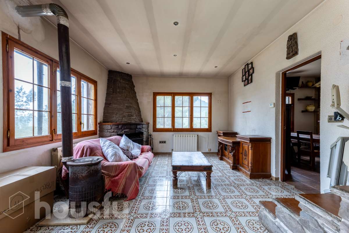 Housfy vende 🏡 fabulosa casa ubicada en Torrelles de Foix, Este acogedor chalet independiente es el equilibrio perfecto. Situado en una zona privilegiada de Torrelles de Foix, disfrutarás de un entorno natural inigualable, aire puro y las mejores vistas a la montaña, todo ello a un paso de los núcleos urbanos y servicios principales. Dispone de 198m2 útiles (verificados con la Dirección General de Catastro). Construida en el año: 1975. Distribución de estancias: -Salón-comedor -4 Dormitorios -2 Baños -Cocina equipada Características específicas: -Cédula de habitabilidad -Armario empotrado -Aire acondicionado -Suite con baño -Trastero -Amueblado -Calefacción -Electrodomésticos -Gres/cerámica -Balcón -Terraza -Patio -Vistas a la montaña -Jardín privado -Chimenea -Despacho -Lavadero -1 Plaza de garaje Zona y entorno: Respecto a la ubicación, se sitúa en Torrelles de Foix, municipio de Barcelona. Esta propiedad se encuentra cerca de transporte público, colegios, supermercados y farmacias. Aviso legal El precio de venta no incluye gastos de la compraventa como notaría, registro, impuestos, ni tampoco honorarios agencia. Esta publicación no es vinculante. Consulta siempre la nota simple con Housfy antes de formalizar la compraventa. Sobre nosotros Housfy es la plataforma integral de servicios inmobiliarios. Nuestra combinación de expertos y tecnología pone al alcance de todo el mundo servicios cómodos, claros y seguros. AICAT número: 7922. Nos encargamos de la gestión y asesoramiento de la compra. ¡Olvídate de todo! Hacemos los trámites por ti. Y, si además necesitas financiación, ponemos a tu disposición un bróker hipotecario para ayudarte a conseguir las mejores condiciones para tu perfil económico. ¿Quieres visitarla? Contacta con Housfy y agenda tu visita sin compromiso. Más información en: housfy.com-5