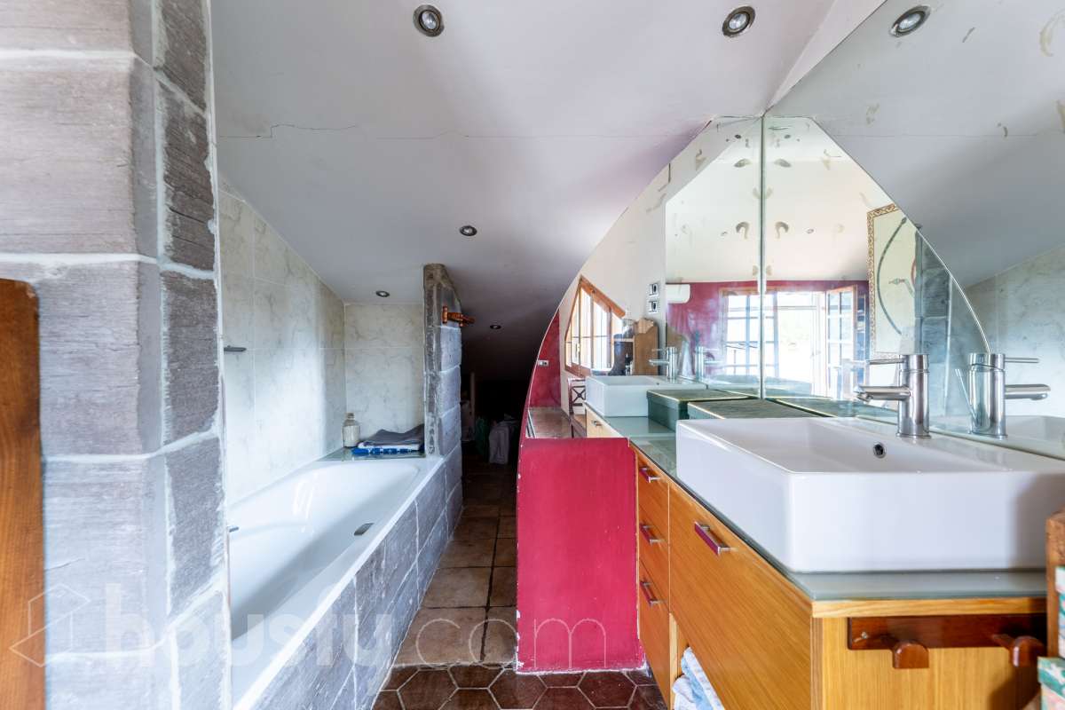 Housfy vende 🏡 fabulosa casa ubicada en Torrelles de Foix, Este acogedor chalet independiente es el equilibrio perfecto. Situado en una zona privilegiada de Torrelles de Foix, disfrutarás de un entorno natural inigualable, aire puro y las mejores vistas a la montaña, todo ello a un paso de los núcleos urbanos y servicios principales. Dispone de 198m2 útiles (verificados con la Dirección General de Catastro). Construida en el año: 1975. Distribución de estancias: -Salón-comedor -4 Dormitorios -2 Baños -Cocina equipada Características específicas: -Cédula de habitabilidad -Armario empotrado -Aire acondicionado -Suite con baño -Trastero -Amueblado -Calefacción -Electrodomésticos -Gres/cerámica -Balcón -Terraza -Patio -Vistas a la montaña -Jardín privado -Chimenea -Despacho -Lavadero -1 Plaza de garaje Zona y entorno: Respecto a la ubicación, se sitúa en Torrelles de Foix, municipio de Barcelona. Esta propiedad se encuentra cerca de transporte público, colegios, supermercados y farmacias. Aviso legal El precio de venta no incluye gastos de la compraventa como notaría, registro, impuestos, ni tampoco honorarios agencia. Esta publicación no es vinculante. Consulta siempre la nota simple con Housfy antes de formalizar la compraventa. Sobre nosotros Housfy es la plataforma integral de servicios inmobiliarios. Nuestra combinación de expertos y tecnología pone al alcance de todo el mundo servicios cómodos, claros y seguros. AICAT número: 7922. Nos encargamos de la gestión y asesoramiento de la compra. ¡Olvídate de todo! Hacemos los trámites por ti. Y, si además necesitas financiación, ponemos a tu disposición un bróker hipotecario para ayudarte a conseguir las mejores condiciones para tu perfil económico. ¿Quieres visitarla? Contacta con Housfy y agenda tu visita sin compromiso. Más información en: housfy.com-28