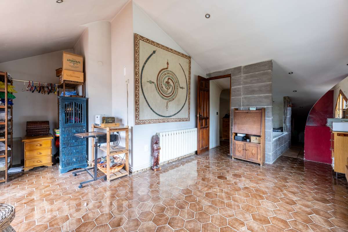 Housfy vende 🏡 fabulosa casa ubicada en Torrelles de Foix, Este acogedor chalet independiente es el equilibrio perfecto. Situado en una zona privilegiada de Torrelles de Foix, disfrutarás de un entorno natural inigualable, aire puro y las mejores vistas a la montaña, todo ello a un paso de los núcleos urbanos y servicios principales. Dispone de 198m2 útiles (verificados con la Dirección General de Catastro). Construida en el año: 1975. Distribución de estancias: -Salón-comedor -4 Dormitorios -2 Baños -Cocina equipada Características específicas: -Cédula de habitabilidad -Armario empotrado -Aire acondicionado -Suite con baño -Trastero -Amueblado -Calefacción -Electrodomésticos -Gres/cerámica -Balcón -Terraza -Patio -Vistas a la montaña -Jardín privado -Chimenea -Despacho -Lavadero -1 Plaza de garaje Zona y entorno: Respecto a la ubicación, se sitúa en Torrelles de Foix, municipio de Barcelona. Esta propiedad se encuentra cerca de transporte público, colegios, supermercados y farmacias. Aviso legal El precio de venta no incluye gastos de la compraventa como notaría, registro, impuestos, ni tampoco honorarios agencia. Esta publicación no es vinculante. Consulta siempre la nota simple con Housfy antes de formalizar la compraventa. Sobre nosotros Housfy es la plataforma integral de servicios inmobiliarios. Nuestra combinación de expertos y tecnología pone al alcance de todo el mundo servicios cómodos, claros y seguros. AICAT número: 7922. Nos encargamos de la gestión y asesoramiento de la compra. ¡Olvídate de todo! Hacemos los trámites por ti. Y, si además necesitas financiación, ponemos a tu disposición un bróker hipotecario para ayudarte a conseguir las mejores condiciones para tu perfil económico. ¿Quieres visitarla? Contacta con Housfy y agenda tu visita sin compromiso. Más información en: housfy.com-21