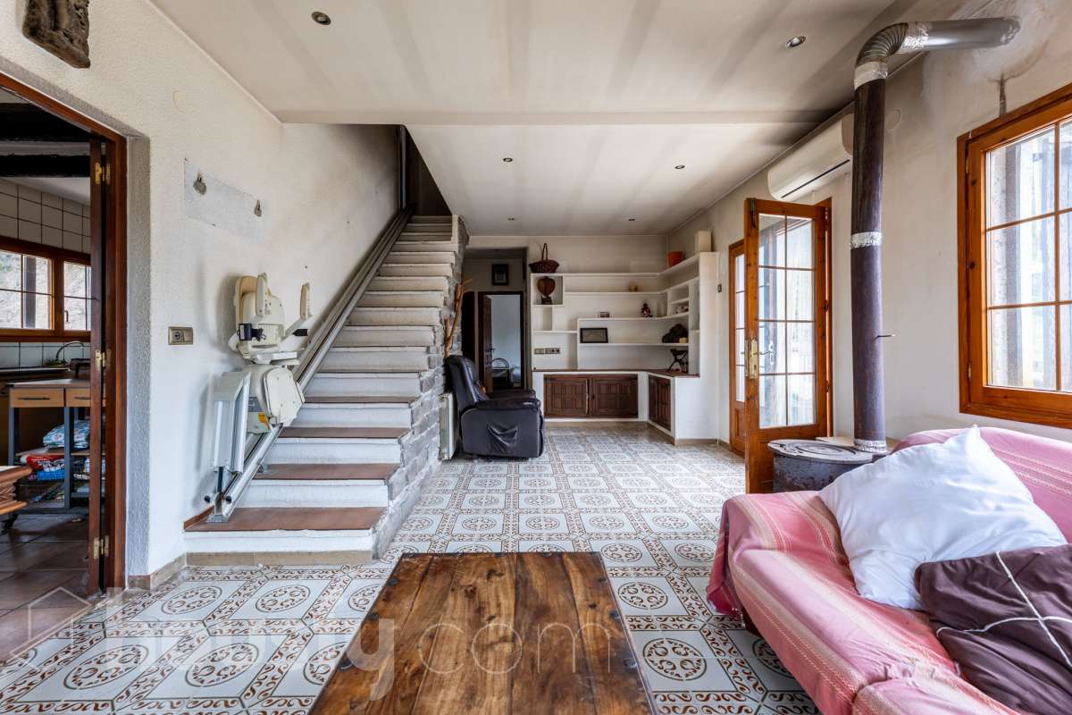 Housfy vende 🏡 fabulosa casa ubicada en Torrelles de Foix, Este acogedor chalet independiente es el equilibrio perfecto. Situado en una zona privilegiada de Torrelles de Foix, disfrutarás de un entorno natural inigualable, aire puro y las mejores vistas a la montaña, todo ello a un paso de los núcleos urbanos y servicios principales. Dispone de 198m2 útiles (verificados con la Dirección General de Catastro). Construida en el año: 1975. Distribución de estancias: -Salón-comedor -4 Dormitorios -2 Baños -Cocina equipada Características específicas: -Cédula de habitabilidad -Armario empotrado -Aire acondicionado -Suite con baño -Trastero -Amueblado -Calefacción -Electrodomésticos -Gres/cerámica -Balcón -Terraza -Patio -Vistas a la montaña -Jardín privado -Chimenea -Despacho -Lavadero -1 Plaza de garaje Zona y entorno: Respecto a la ubicación, se sitúa en Torrelles de Foix, municipio de Barcelona. Esta propiedad se encuentra cerca de transporte público, colegios, supermercados y farmacias. Aviso legal El precio de venta no incluye gastos de la compraventa como notaría, registro, impuestos, ni tampoco honorarios agencia. Esta publicación no es vinculante. Consulta siempre la nota simple con Housfy antes de formalizar la compraventa. Sobre nosotros Housfy es la plataforma integral de servicios inmobiliarios. Nuestra combinación de expertos y tecnología pone al alcance de todo el mundo servicios cómodos, claros y seguros. AICAT número: 7922. Nos encargamos de la gestión y asesoramiento de la compra. ¡Olvídate de todo! Hacemos los trámites por ti. Y, si además necesitas financiación, ponemos a tu disposición un bróker hipotecario para ayudarte a conseguir las mejores condiciones para tu perfil económico. ¿Quieres visitarla? Contacta con Housfy y agenda tu visita sin compromiso. Más información en: housfy.com-8