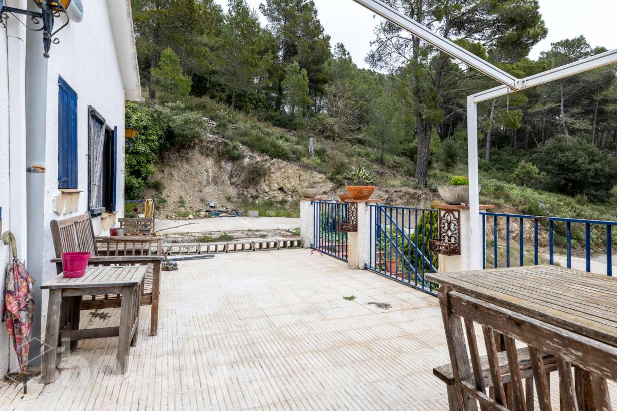 Housfy vende 🏡 fabulosa casa ubicada en Torrelles de Foix, Este acogedor chalet independiente es el equilibrio perfecto. Situado en una zona privilegiada de Torrelles de Foix, disfrutarás de un entorno natural inigualable, aire puro y las mejores vistas a la montaña, todo ello a un paso de los núcleos urbanos y servicios principales. Dispone de 198m2 útiles (verificados con la Dirección General de Catastro). Construida en el año: 1975. Distribución de estancias: -Salón-comedor -4 Dormitorios -2 Baños -Cocina equipada Características específicas: -Cédula de habitabilidad -Armario empotrado -Aire acondicionado -Suite con baño -Trastero -Amueblado -Calefacción -Electrodomésticos -Gres/cerámica -Balcón -Terraza -Patio -Vistas a la montaña -Jardín privado -Chimenea -Despacho -Lavadero -1 Plaza de garaje Zona y entorno: Respecto a la ubicación, se sitúa en Torrelles de Foix, municipio de Barcelona. Esta propiedad se encuentra cerca de transporte público, colegios, supermercados y farmacias. Aviso legal El precio de venta no incluye gastos de la compraventa como notaría, registro, impuestos, ni tampoco honorarios agencia. Esta publicación no es vinculante. Consulta siempre la nota simple con Housfy antes de formalizar la compraventa. Sobre nosotros Housfy es la plataforma integral de servicios inmobiliarios. Nuestra combinación de expertos y tecnología pone al alcance de todo el mundo servicios cómodos, claros y seguros. AICAT número: 7922. Nos encargamos de la gestión y asesoramiento de la compra. ¡Olvídate de todo! Hacemos los trámites por ti. Y, si además necesitas financiación, ponemos a tu disposición un bróker hipotecario para ayudarte a conseguir las mejores condiciones para tu perfil económico. ¿Quieres visitarla? Contacta con Housfy y agenda tu visita sin compromiso. Más información en: housfy.com-32