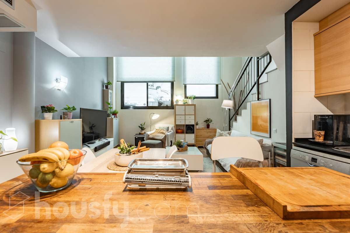 Housfy vende 🏡 planta baja dúplex con cédula de habitabilidad ubicado en L'Hospitalet de Llobregat, el cuál consta de 95 metros útiles (verificados con la Dirección General de Catastro). Construido en el año: 2008. Distribución de estancias -Salón-comedor -1 Dormitorio -2 Baños Completos unos con bañera y el otro plato con de ducha -Cocina equipada -Despacho abierto Características específicas -Ascensor -Aire acondicionado-Calefacción -Suelos de parquet -Puerta blindada Zona y entorno Respecto a la ubicación, se sitúa en L'Hospitalet de Llobregat, municipio de Barcelona. Esta propiedad se encuentra cerca de transporte público, colegios, supermercados y farmacias. Aviso legal El precio de venta no incluye gastos de la compraventa como notaría, registro, impuestos, ni tampoco honorarios agencia. Esta publicación no es vinculante. Consulta siempre la nota simple con Housfy antes de formalizar la compraventa. Sobre nosotros Housfy es la plataforma integral de servicios inmobiliarios. Nuestra combinación de expertos y tecnología pone al alcance de todo el mundo servicios cómodos, claros y seguros. AICAT número: 7922. Nos encargamos de la gestión y asesoramiento de la compra. ¡Olvídate de todo! Hacemos los trámites por ti. Y, si además necesitas financiación, ponemos a tu disposición un bróker hipotecario para ayudarte a conseguir las mejores condiciones para tu perfil económico. ¿Quieres visitarla? Contacta con Housfy y agenda tu visita sin compromiso. Más información en: housfy.com En cumplimiento de la Ley 8/2026 en Cataluña, el certificado de presencia o ausencia de amianto se encuentra en proceso de tramitación.-14