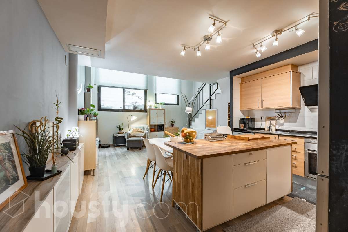Housfy vende 🏡 planta baja dúplex con cédula de habitabilidad ubicado en L'Hospitalet de Llobregat, el cuál consta de 95 metros útiles (verificados con la Dirección General de Catastro). Construido en el año: 2008. Distribución de estancias -Salón-comedor -1 Dormitorio -2 Baños Completos unos con bañera y el otro plato con de ducha -Cocina equipada -Despacho abierto Características específicas -Ascensor -Aire acondicionado-Calefacción -Suelos de parquet -Puerta blindada Zona y entorno Respecto a la ubicación, se sitúa en L'Hospitalet de Llobregat, municipio de Barcelona. Esta propiedad se encuentra cerca de transporte público, colegios, supermercados y farmacias. Aviso legal El precio de venta no incluye gastos de la compraventa como notaría, registro, impuestos, ni tampoco honorarios agencia. Esta publicación no es vinculante. Consulta siempre la nota simple con Housfy antes de formalizar la compraventa. Sobre nosotros Housfy es la plataforma integral de servicios inmobiliarios. Nuestra combinación de expertos y tecnología pone al alcance de todo el mundo servicios cómodos, claros y seguros. AICAT número: 7922. Nos encargamos de la gestión y asesoramiento de la compra. ¡Olvídate de todo! Hacemos los trámites por ti. Y, si además necesitas financiación, ponemos a tu disposición un bróker hipotecario para ayudarte a conseguir las mejores condiciones para tu perfil económico. ¿Quieres visitarla? Contacta con Housfy y agenda tu visita sin compromiso. Más información en: housfy.com En cumplimiento de la Ley 8/2026 en Cataluña, el certificado de presencia o ausencia de amianto se encuentra en proceso de tramitación.-8