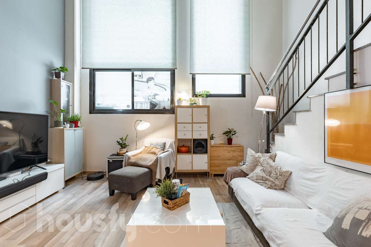 Housfy vende 🏡 planta baja dúplex con cédula de habitabilidad ubicado en L'Hospitalet de Llobregat, el cuál consta de 95 metros útiles (verificados con la Dirección General de Catastro). Construido en el año: 2008. Distribución de estancias -Salón-comedor -1 Dormitorio -2 Baños Completos unos con bañera y el otro plato con de ducha -Cocina equipada -Despacho abierto Características específicas -Ascensor -Aire acondicionado-Calefacción -Suelos de parquet -Puerta blindada Zona y entorno Respecto a la ubicación, se sitúa en L'Hospitalet de Llobregat, municipio de Barcelona. Esta propiedad se encuentra cerca de transporte público, colegios, supermercados y farmacias. Aviso legal El precio de venta no incluye gastos de la compraventa como notaría, registro, impuestos, ni tampoco honorarios agencia. Esta publicación no es vinculante. Consulta siempre la nota simple con Housfy antes de formalizar la compraventa. Sobre nosotros Housfy es la plataforma integral de servicios inmobiliarios. Nuestra combinación de expertos y tecnología pone al alcance de todo el mundo servicios cómodos, claros y seguros. AICAT número: 7922. Nos encargamos de la gestión y asesoramiento de la compra. ¡Olvídate de todo! Hacemos los trámites por ti. Y, si además necesitas financiación, ponemos a tu disposición un bróker hipotecario para ayudarte a conseguir las mejores condiciones para tu perfil económico. ¿Quieres visitarla? Contacta con Housfy y agenda tu visita sin compromiso. Más información en: housfy.com En cumplimiento de la Ley 8/2026 en Cataluña, el certificado de presencia o ausencia de amianto se encuentra en proceso de tramitación.-4