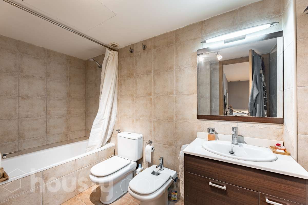 Housfy vende 🏡 planta baja dúplex con cédula de habitabilidad ubicado en L'Hospitalet de Llobregat, el cuál consta de 95 metros útiles (verificados con la Dirección General de Catastro). Construido en el año: 2008. Distribución de estancias -Salón-comedor -1 Dormitorio -2 Baños Completos unos con bañera y el otro plato con de ducha -Cocina equipada -Despacho abierto Características específicas -Ascensor -Aire acondicionado-Calefacción -Suelos de parquet -Puerta blindada Zona y entorno Respecto a la ubicación, se sitúa en L'Hospitalet de Llobregat, municipio de Barcelona. Esta propiedad se encuentra cerca de transporte público, colegios, supermercados y farmacias. Aviso legal El precio de venta no incluye gastos de la compraventa como notaría, registro, impuestos, ni tampoco honorarios agencia. Esta publicación no es vinculante. Consulta siempre la nota simple con Housfy antes de formalizar la compraventa. Sobre nosotros Housfy es la plataforma integral de servicios inmobiliarios. Nuestra combinación de expertos y tecnología pone al alcance de todo el mundo servicios cómodos, claros y seguros. AICAT número: 7922. Nos encargamos de la gestión y asesoramiento de la compra. ¡Olvídate de todo! Hacemos los trámites por ti. Y, si además necesitas financiación, ponemos a tu disposición un bróker hipotecario para ayudarte a conseguir las mejores condiciones para tu perfil económico. ¿Quieres visitarla? Contacta con Housfy y agenda tu visita sin compromiso. Más información en: housfy.com En cumplimiento de la Ley 8/2026 en Cataluña, el certificado de presencia o ausencia de amianto se encuentra en proceso de tramitación.-29