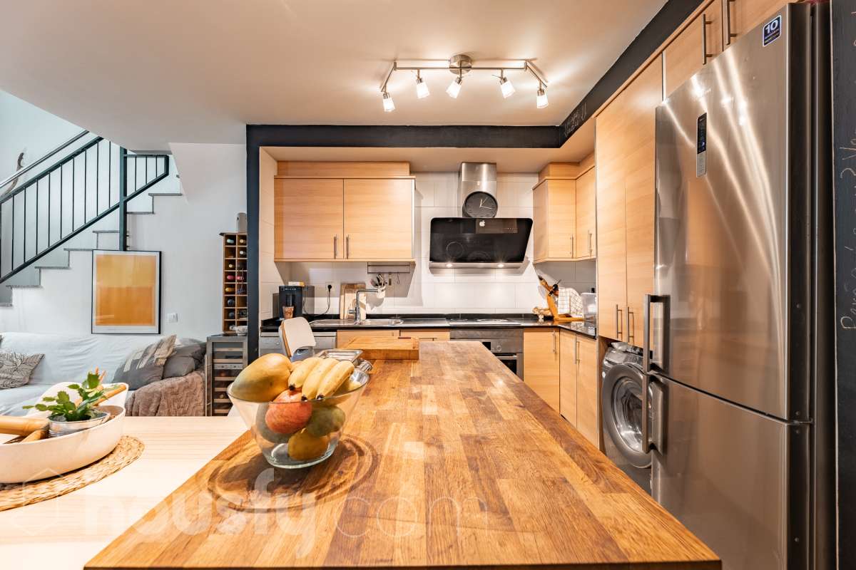 Housfy vende 🏡 planta baja dúplex con cédula de habitabilidad ubicado en L'Hospitalet de Llobregat, el cuál consta de 95 metros útiles (verificados con la Dirección General de Catastro). Construido en el año: 2008. Distribución de estancias -Salón-comedor -1 Dormitorio -2 Baños Completos unos con bañera y el otro plato con de ducha -Cocina equipada -Despacho abierto Características específicas -Ascensor -Aire acondicionado-Calefacción -Suelos de parquet -Puerta blindada Zona y entorno Respecto a la ubicación, se sitúa en L'Hospitalet de Llobregat, municipio de Barcelona. Esta propiedad se encuentra cerca de transporte público, colegios, supermercados y farmacias. Aviso legal El precio de venta no incluye gastos de la compraventa como notaría, registro, impuestos, ni tampoco honorarios agencia. Esta publicación no es vinculante. Consulta siempre la nota simple con Housfy antes de formalizar la compraventa. Sobre nosotros Housfy es la plataforma integral de servicios inmobiliarios. Nuestra combinación de expertos y tecnología pone al alcance de todo el mundo servicios cómodos, claros y seguros. AICAT número: 7922. Nos encargamos de la gestión y asesoramiento de la compra. ¡Olvídate de todo! Hacemos los trámites por ti. Y, si además necesitas financiación, ponemos a tu disposición un bróker hipotecario para ayudarte a conseguir las mejores condiciones para tu perfil económico. ¿Quieres visitarla? Contacta con Housfy y agenda tu visita sin compromiso. Más información en: housfy.com En cumplimiento de la Ley 8/2026 en Cataluña, el certificado de presencia o ausencia de amianto se encuentra en proceso de tramitación.-12
