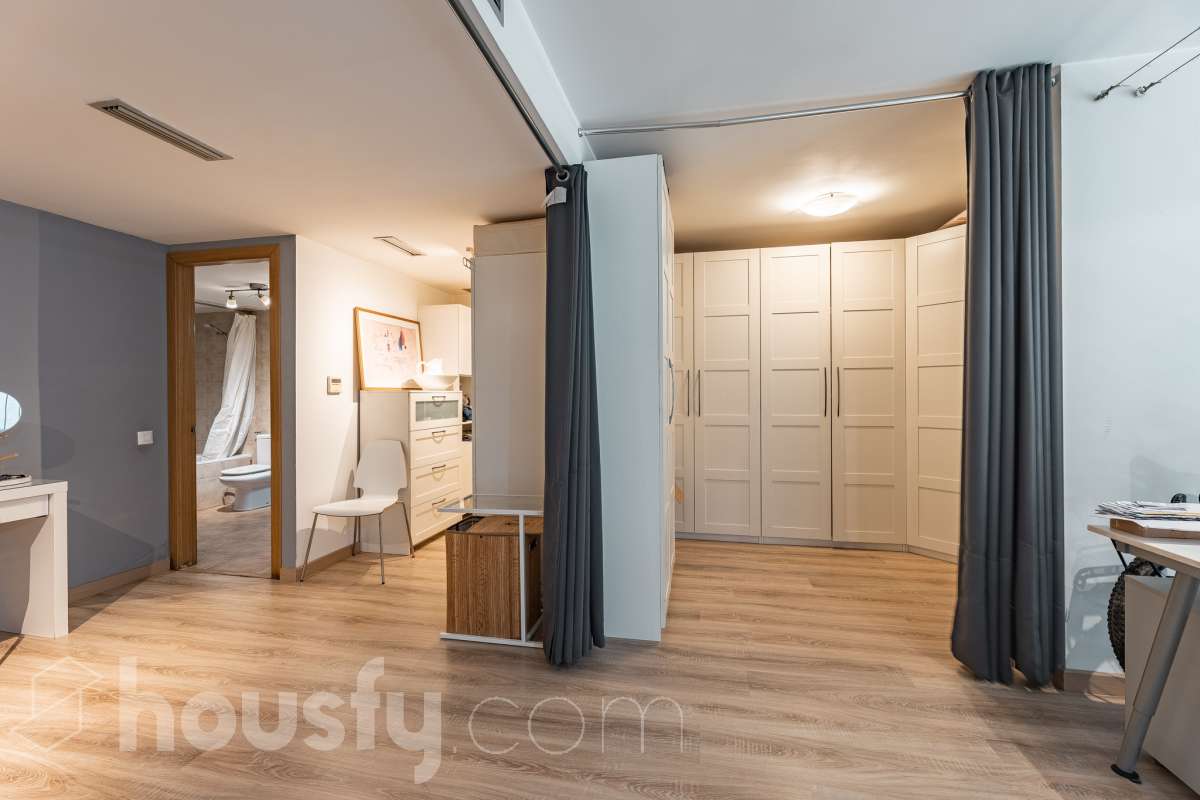 Housfy vende 🏡 planta baja dúplex con cédula de habitabilidad ubicado en L'Hospitalet de Llobregat, el cuál consta de 95 metros útiles (verificados con la Dirección General de Catastro). Construido en el año: 2008. Distribución de estancias -Salón-comedor -1 Dormitorio -2 Baños Completos unos con bañera y el otro plato con de ducha -Cocina equipada -Despacho abierto Características específicas -Ascensor -Aire acondicionado-Calefacción -Suelos de parquet -Puerta blindada Zona y entorno Respecto a la ubicación, se sitúa en L'Hospitalet de Llobregat, municipio de Barcelona. Esta propiedad se encuentra cerca de transporte público, colegios, supermercados y farmacias. Aviso legal El precio de venta no incluye gastos de la compraventa como notaría, registro, impuestos, ni tampoco honorarios agencia. Esta publicación no es vinculante. Consulta siempre la nota simple con Housfy antes de formalizar la compraventa. Sobre nosotros Housfy es la plataforma integral de servicios inmobiliarios. Nuestra combinación de expertos y tecnología pone al alcance de todo el mundo servicios cómodos, claros y seguros. AICAT número: 7922. Nos encargamos de la gestión y asesoramiento de la compra. ¡Olvídate de todo! Hacemos los trámites por ti. Y, si además necesitas financiación, ponemos a tu disposición un bróker hipotecario para ayudarte a conseguir las mejores condiciones para tu perfil económico. ¿Quieres visitarla? Contacta con Housfy y agenda tu visita sin compromiso. Más información en: housfy.com En cumplimiento de la Ley 8/2026 en Cataluña, el certificado de presencia o ausencia de amianto se encuentra en proceso de tramitación.-23
