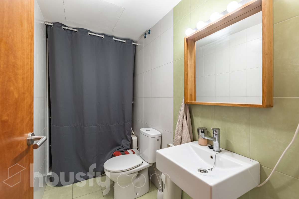 Housfy vende 🏡 planta baja dúplex con cédula de habitabilidad ubicado en L'Hospitalet de Llobregat, el cuál consta de 95 metros útiles (verificados con la Dirección General de Catastro). Construido en el año: 2008. Distribución de estancias -Salón-comedor -1 Dormitorio -2 Baños Completos unos con bañera y el otro plato con de ducha -Cocina equipada -Despacho abierto Características específicas -Ascensor -Aire acondicionado-Calefacción -Suelos de parquet -Puerta blindada Zona y entorno Respecto a la ubicación, se sitúa en L'Hospitalet de Llobregat, municipio de Barcelona. Esta propiedad se encuentra cerca de transporte público, colegios, supermercados y farmacias. Aviso legal El precio de venta no incluye gastos de la compraventa como notaría, registro, impuestos, ni tampoco honorarios agencia. Esta publicación no es vinculante. Consulta siempre la nota simple con Housfy antes de formalizar la compraventa. Sobre nosotros Housfy es la plataforma integral de servicios inmobiliarios. Nuestra combinación de expertos y tecnología pone al alcance de todo el mundo servicios cómodos, claros y seguros. AICAT número: 7922. Nos encargamos de la gestión y asesoramiento de la compra. ¡Olvídate de todo! Hacemos los trámites por ti. Y, si además necesitas financiación, ponemos a tu disposición un bróker hipotecario para ayudarte a conseguir las mejores condiciones para tu perfil económico. ¿Quieres visitarla? Contacta con Housfy y agenda tu visita sin compromiso. Más información en: housfy.com En cumplimiento de la Ley 8/2026 en Cataluña, el certificado de presencia o ausencia de amianto se encuentra en proceso de tramitación.-30