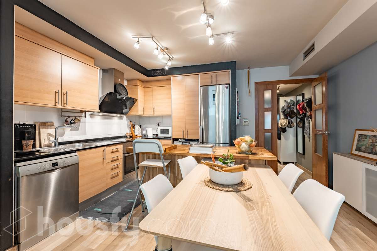 Housfy vende 🏡 planta baja dúplex con cédula de habitabilidad ubicado en L'Hospitalet de Llobregat, el cuál consta de 95 metros útiles (verificados con la Dirección General de Catastro). Construido en el año: 2008. Distribución de estancias -Salón-comedor -1 Dormitorio -2 Baños Completos unos con bañera y el otro plato con de ducha -Cocina equipada -Despacho abierto Características específicas -Ascensor -Aire acondicionado-Calefacción -Suelos de parquet -Puerta blindada Zona y entorno Respecto a la ubicación, se sitúa en L'Hospitalet de Llobregat, municipio de Barcelona. Esta propiedad se encuentra cerca de transporte público, colegios, supermercados y farmacias. Aviso legal El precio de venta no incluye gastos de la compraventa como notaría, registro, impuestos, ni tampoco honorarios agencia. Esta publicación no es vinculante. Consulta siempre la nota simple con Housfy antes de formalizar la compraventa. Sobre nosotros Housfy es la plataforma integral de servicios inmobiliarios. Nuestra combinación de expertos y tecnología pone al alcance de todo el mundo servicios cómodos, claros y seguros. AICAT número: 7922. Nos encargamos de la gestión y asesoramiento de la compra. ¡Olvídate de todo! Hacemos los trámites por ti. Y, si además necesitas financiación, ponemos a tu disposición un bróker hipotecario para ayudarte a conseguir las mejores condiciones para tu perfil económico. ¿Quieres visitarla? Contacta con Housfy y agenda tu visita sin compromiso. Más información en: housfy.com En cumplimiento de la Ley 8/2026 en Cataluña, el certificado de presencia o ausencia de amianto se encuentra en proceso de tramitación.-15