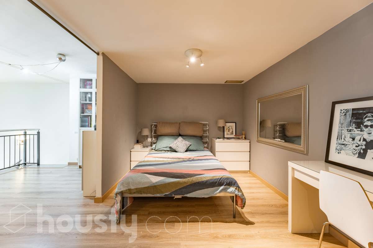 Housfy vende 🏡 planta baja dúplex con cédula de habitabilidad ubicado en L'Hospitalet de Llobregat, el cuál consta de 95 metros útiles (verificados con la Dirección General de Catastro). Construido en el año: 2008. Distribución de estancias -Salón-comedor -1 Dormitorio -2 Baños Completos unos con bañera y el otro plato con de ducha -Cocina equipada -Despacho abierto Características específicas -Ascensor -Aire acondicionado-Calefacción -Suelos de parquet -Puerta blindada Zona y entorno Respecto a la ubicación, se sitúa en L'Hospitalet de Llobregat, municipio de Barcelona. Esta propiedad se encuentra cerca de transporte público, colegios, supermercados y farmacias. Aviso legal El precio de venta no incluye gastos de la compraventa como notaría, registro, impuestos, ni tampoco honorarios agencia. Esta publicación no es vinculante. Consulta siempre la nota simple con Housfy antes de formalizar la compraventa. Sobre nosotros Housfy es la plataforma integral de servicios inmobiliarios. Nuestra combinación de expertos y tecnología pone al alcance de todo el mundo servicios cómodos, claros y seguros. AICAT número: 7922. Nos encargamos de la gestión y asesoramiento de la compra. ¡Olvídate de todo! Hacemos los trámites por ti. Y, si además necesitas financiación, ponemos a tu disposición un bróker hipotecario para ayudarte a conseguir las mejores condiciones para tu perfil económico. ¿Quieres visitarla? Contacta con Housfy y agenda tu visita sin compromiso. Más información en: housfy.com En cumplimiento de la Ley 8/2026 en Cataluña, el certificado de presencia o ausencia de amianto se encuentra en proceso de tramitación.-24