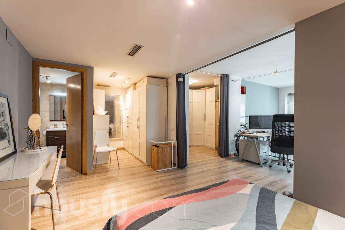 Housfy vende 🏡 planta baja dúplex con cédula de habitabilidad ubicado en L'Hospitalet de Llobregat, el cuál consta de 95 metros útiles (verificados con la Dirección General de Catastro). Construido en el año: 2008. Distribución de estancias -Salón-comedor -1 Dormitorio -2 Baños Completos unos con bañera y el otro plato con de ducha -Cocina equipada -Despacho abierto Características específicas -Ascensor -Aire acondicionado-Calefacción -Suelos de parquet -Puerta blindada Zona y entorno Respecto a la ubicación, se sitúa en L'Hospitalet de Llobregat, municipio de Barcelona. Esta propiedad se encuentra cerca de transporte público, colegios, supermercados y farmacias. Aviso legal El precio de venta no incluye gastos de la compraventa como notaría, registro, impuestos, ni tampoco honorarios agencia. Esta publicación no es vinculante. Consulta siempre la nota simple con Housfy antes de formalizar la compraventa. Sobre nosotros Housfy es la plataforma integral de servicios inmobiliarios. Nuestra combinación de expertos y tecnología pone al alcance de todo el mundo servicios cómodos, claros y seguros. AICAT número: 7922. Nos encargamos de la gestión y asesoramiento de la compra. ¡Olvídate de todo! Hacemos los trámites por ti. Y, si además necesitas financiación, ponemos a tu disposición un bróker hipotecario para ayudarte a conseguir las mejores condiciones para tu perfil económico. ¿Quieres visitarla? Contacta con Housfy y agenda tu visita sin compromiso. Más información en: housfy.com En cumplimiento de la Ley 8/2026 en Cataluña, el certificado de presencia o ausencia de amianto se encuentra en proceso de tramitación.-25