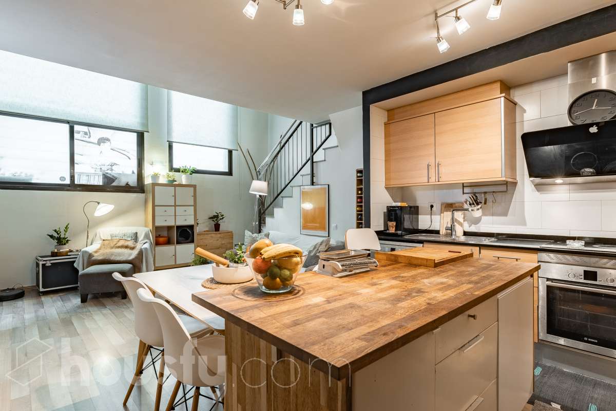 Housfy vende 🏡 planta baja dúplex con cédula de habitabilidad ubicado en L'Hospitalet de Llobregat, el cuál consta de 95 metros útiles (verificados con la Dirección General de Catastro). Construido en el año: 2008. Distribución de estancias -Salón-comedor -1 Dormitorio -2 Baños Completos unos con bañera y el otro plato con de ducha -Cocina equipada -Despacho abierto Características específicas -Ascensor -Aire acondicionado-Calefacción -Suelos de parquet -Puerta blindada Zona y entorno Respecto a la ubicación, se sitúa en L'Hospitalet de Llobregat, municipio de Barcelona. Esta propiedad se encuentra cerca de transporte público, colegios, supermercados y farmacias. Aviso legal El precio de venta no incluye gastos de la compraventa como notaría, registro, impuestos, ni tampoco honorarios agencia. Esta publicación no es vinculante. Consulta siempre la nota simple con Housfy antes de formalizar la compraventa. Sobre nosotros Housfy es la plataforma integral de servicios inmobiliarios. Nuestra combinación de expertos y tecnología pone al alcance de todo el mundo servicios cómodos, claros y seguros. AICAT número: 7922. Nos encargamos de la gestión y asesoramiento de la compra. ¡Olvídate de todo! Hacemos los trámites por ti. Y, si además necesitas financiación, ponemos a tu disposición un bróker hipotecario para ayudarte a conseguir las mejores condiciones para tu perfil económico. ¿Quieres visitarla? Contacta con Housfy y agenda tu visita sin compromiso. Más información en: housfy.com En cumplimiento de la Ley 8/2026 en Cataluña, el certificado de presencia o ausencia de amianto se encuentra en proceso de tramitación.-11