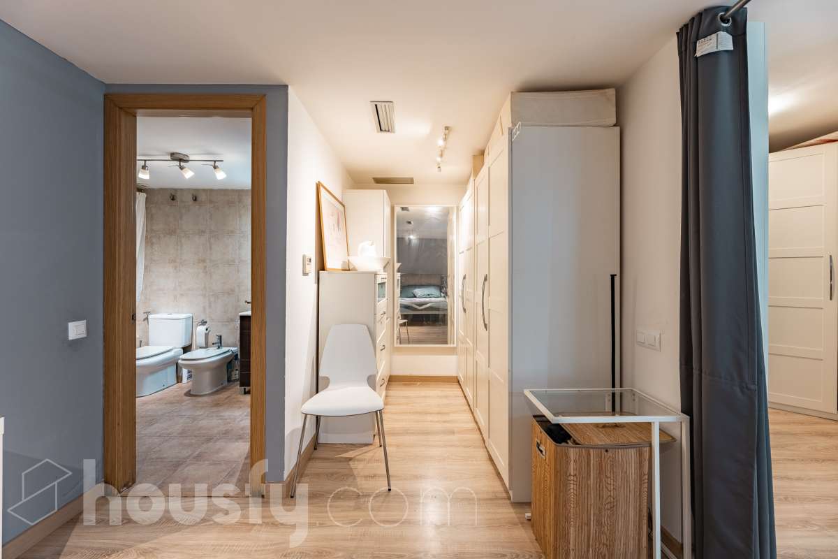 Housfy vende 🏡 planta baja dúplex con cédula de habitabilidad ubicado en L'Hospitalet de Llobregat, el cuál consta de 95 metros útiles (verificados con la Dirección General de Catastro). Construido en el año: 2008. Distribución de estancias -Salón-comedor -1 Dormitorio -2 Baños Completos unos con bañera y el otro plato con de ducha -Cocina equipada -Despacho abierto Características específicas -Ascensor -Aire acondicionado-Calefacción -Suelos de parquet -Puerta blindada Zona y entorno Respecto a la ubicación, se sitúa en L'Hospitalet de Llobregat, municipio de Barcelona. Esta propiedad se encuentra cerca de transporte público, colegios, supermercados y farmacias. Aviso legal El precio de venta no incluye gastos de la compraventa como notaría, registro, impuestos, ni tampoco honorarios agencia. Esta publicación no es vinculante. Consulta siempre la nota simple con Housfy antes de formalizar la compraventa. Sobre nosotros Housfy es la plataforma integral de servicios inmobiliarios. Nuestra combinación de expertos y tecnología pone al alcance de todo el mundo servicios cómodos, claros y seguros. AICAT número: 7922. Nos encargamos de la gestión y asesoramiento de la compra. ¡Olvídate de todo! Hacemos los trámites por ti. Y, si además necesitas financiación, ponemos a tu disposición un bróker hipotecario para ayudarte a conseguir las mejores condiciones para tu perfil económico. ¿Quieres visitarla? Contacta con Housfy y agenda tu visita sin compromiso. Más información en: housfy.com En cumplimiento de la Ley 8/2026 en Cataluña, el certificado de presencia o ausencia de amianto se encuentra en proceso de tramitación.-28