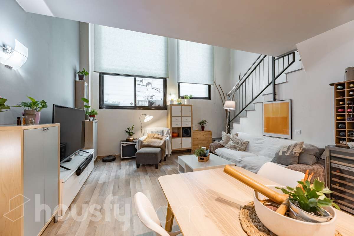 Housfy vende 🏡 planta baja dúplex con cédula de habitabilidad ubicado en L'Hospitalet de Llobregat, el cuál consta de 95 metros útiles (verificados con la Dirección General de Catastro). Construido en el año: 2008. Distribución de estancias -Salón-comedor -1 Dormitorio -2 Baños Completos unos con bañera y el otro plato con de ducha -Cocina equipada -Despacho abierto Características específicas -Ascensor -Aire acondicionado-Calefacción -Suelos de parquet -Puerta blindada Zona y entorno Respecto a la ubicación, se sitúa en L'Hospitalet de Llobregat, municipio de Barcelona. Esta propiedad se encuentra cerca de transporte público, colegios, supermercados y farmacias. Aviso legal El precio de venta no incluye gastos de la compraventa como notaría, registro, impuestos, ni tampoco honorarios agencia. Esta publicación no es vinculante. Consulta siempre la nota simple con Housfy antes de formalizar la compraventa. Sobre nosotros Housfy es la plataforma integral de servicios inmobiliarios. Nuestra combinación de expertos y tecnología pone al alcance de todo el mundo servicios cómodos, claros y seguros. AICAT número: 7922. Nos encargamos de la gestión y asesoramiento de la compra. ¡Olvídate de todo! Hacemos los trámites por ti. Y, si además necesitas financiación, ponemos a tu disposición un bróker hipotecario para ayudarte a conseguir las mejores condiciones para tu perfil económico. ¿Quieres visitarla? Contacta con Housfy y agenda tu visita sin compromiso. Más información en: housfy.com En cumplimiento de la Ley 8/2026 en Cataluña, el certificado de presencia o ausencia de amianto se encuentra en proceso de tramitación.-7