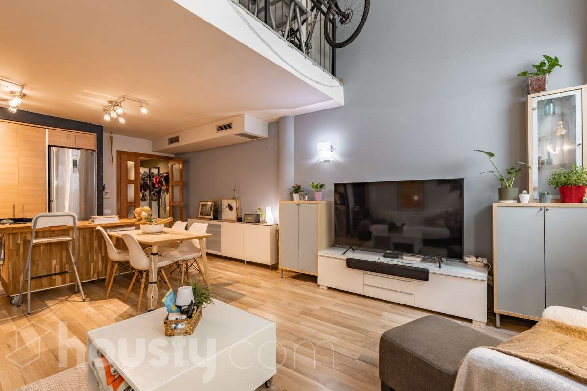 Housfy vende 🏡 planta baja dúplex con cédula de habitabilidad ubicado en L'Hospitalet de Llobregat, el cuál consta de 95 metros útiles (verificados con la Dirección General de Catastro). Construido en el año: 2008. Distribución de estancias -Salón-comedor -1 Dormitorio -2 Baños Completos unos con bañera y el otro plato con de ducha -Cocina equipada -Despacho abierto Características específicas -Ascensor -Aire acondicionado-Calefacción -Suelos de parquet -Puerta blindada Zona y entorno Respecto a la ubicación, se sitúa en L'Hospitalet de Llobregat, municipio de Barcelona. Esta propiedad se encuentra cerca de transporte público, colegios, supermercados y farmacias. Aviso legal El precio de venta no incluye gastos de la compraventa como notaría, registro, impuestos, ni tampoco honorarios agencia. Esta publicación no es vinculante. Consulta siempre la nota simple con Housfy antes de formalizar la compraventa. Sobre nosotros Housfy es la plataforma integral de servicios inmobiliarios. Nuestra combinación de expertos y tecnología pone al alcance de todo el mundo servicios cómodos, claros y seguros. AICAT número: 7922. Nos encargamos de la gestión y asesoramiento de la compra. ¡Olvídate de todo! Hacemos los trámites por ti. Y, si además necesitas financiación, ponemos a tu disposición un bróker hipotecario para ayudarte a conseguir las mejores condiciones para tu perfil económico. ¿Quieres visitarla? Contacta con Housfy y agenda tu visita sin compromiso. Más información en: housfy.com En cumplimiento de la Ley 8/2026 en Cataluña, el certificado de presencia o ausencia de amianto se encuentra en proceso de tramitación.-6