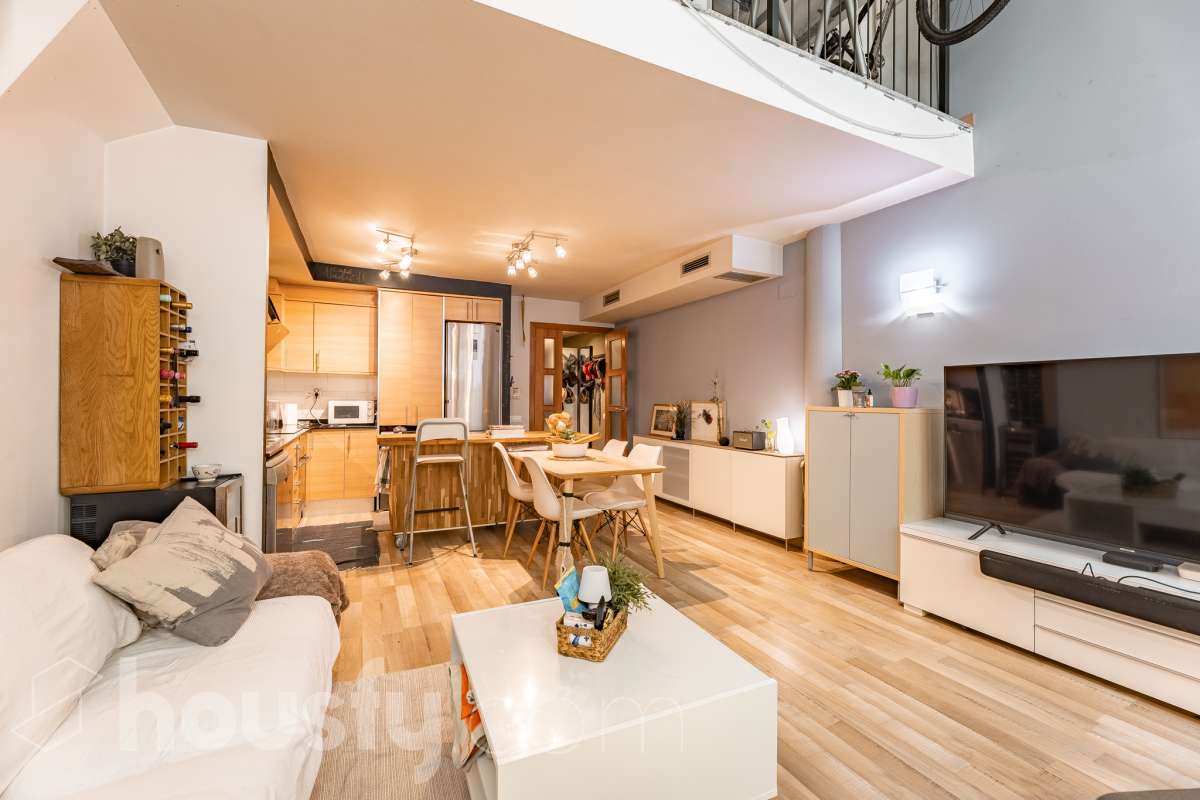 Housfy vende 🏡 planta baja dúplex con cédula de habitabilidad ubicado en L'Hospitalet de Llobregat, el cuál consta de 95 metros útiles (verificados con la Dirección General de Catastro). Construido en el año: 2008. Distribución de estancias -Salón-comedor -1 Dormitorio -2 Baños Completos unos con bañera y el otro plato con de ducha -Cocina equipada -Despacho abierto Características específicas -Ascensor -Aire acondicionado-Calefacción -Suelos de parquet -Puerta blindada Zona y entorno Respecto a la ubicación, se sitúa en L'Hospitalet de Llobregat, municipio de Barcelona. Esta propiedad se encuentra cerca de transporte público, colegios, supermercados y farmacias. Aviso legal El precio de venta no incluye gastos de la compraventa como notaría, registro, impuestos, ni tampoco honorarios agencia. Esta publicación no es vinculante. Consulta siempre la nota simple con Housfy antes de formalizar la compraventa. Sobre nosotros Housfy es la plataforma integral de servicios inmobiliarios. Nuestra combinación de expertos y tecnología pone al alcance de todo el mundo servicios cómodos, claros y seguros. AICAT número: 7922. Nos encargamos de la gestión y asesoramiento de la compra. ¡Olvídate de todo! Hacemos los trámites por ti. Y, si además necesitas financiación, ponemos a tu disposición un bróker hipotecario para ayudarte a conseguir las mejores condiciones para tu perfil económico. ¿Quieres visitarla? Contacta con Housfy y agenda tu visita sin compromiso. Más información en: housfy.com En cumplimiento de la Ley 8/2026 en Cataluña, el certificado de presencia o ausencia de amianto se encuentra en proceso de tramitación.-5