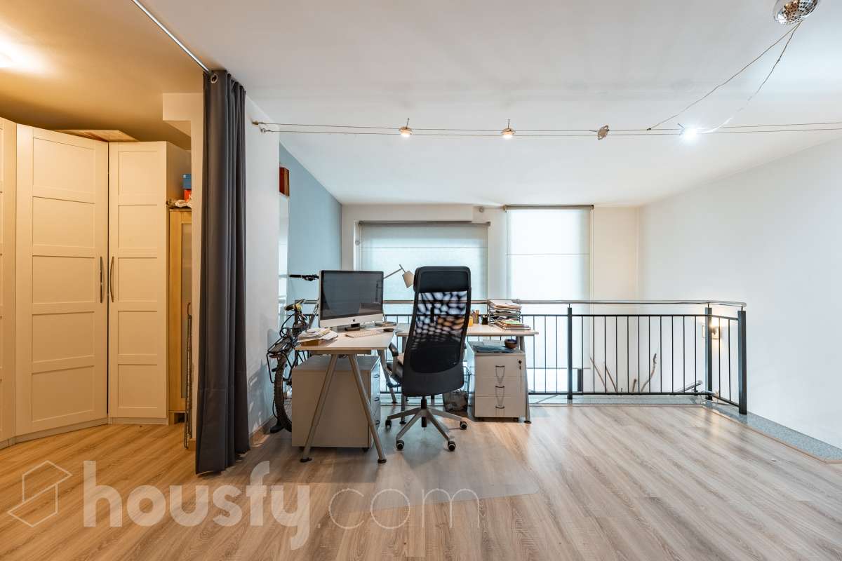Housfy vende 🏡 planta baja dúplex con cédula de habitabilidad ubicado en L'Hospitalet de Llobregat, el cuál consta de 95 metros útiles (verificados con la Dirección General de Catastro). Construido en el año: 2008. Distribución de estancias -Salón-comedor -1 Dormitorio -2 Baños Completos unos con bañera y el otro plato con de ducha -Cocina equipada -Despacho abierto Características específicas -Ascensor -Aire acondicionado-Calefacción -Suelos de parquet -Puerta blindada Zona y entorno Respecto a la ubicación, se sitúa en L'Hospitalet de Llobregat, municipio de Barcelona. Esta propiedad se encuentra cerca de transporte público, colegios, supermercados y farmacias. Aviso legal El precio de venta no incluye gastos de la compraventa como notaría, registro, impuestos, ni tampoco honorarios agencia. Esta publicación no es vinculante. Consulta siempre la nota simple con Housfy antes de formalizar la compraventa. Sobre nosotros Housfy es la plataforma integral de servicios inmobiliarios. Nuestra combinación de expertos y tecnología pone al alcance de todo el mundo servicios cómodos, claros y seguros. AICAT número: 7922. Nos encargamos de la gestión y asesoramiento de la compra. ¡Olvídate de todo! Hacemos los trámites por ti. Y, si además necesitas financiación, ponemos a tu disposición un bróker hipotecario para ayudarte a conseguir las mejores condiciones para tu perfil económico. ¿Quieres visitarla? Contacta con Housfy y agenda tu visita sin compromiso. Más información en: housfy.com En cumplimiento de la Ley 8/2026 en Cataluña, el certificado de presencia o ausencia de amianto se encuentra en proceso de tramitación.-21