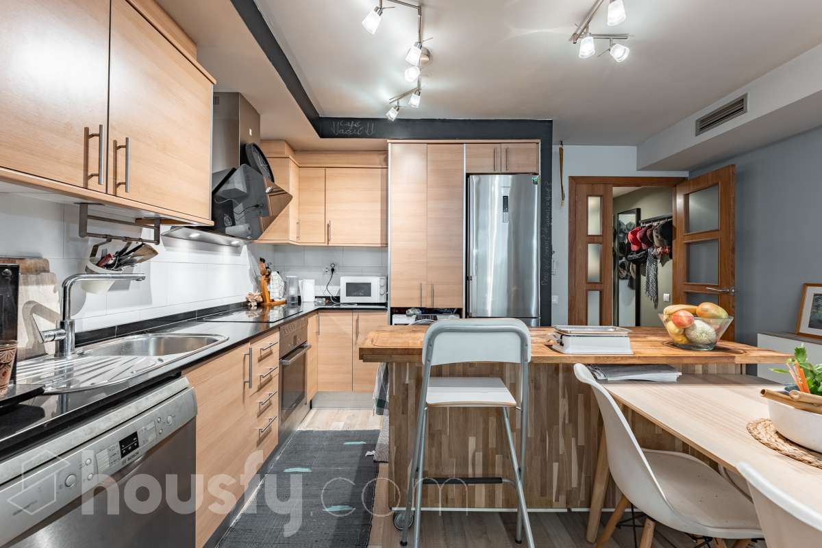 Housfy vende 🏡 planta baja dúplex con cédula de habitabilidad ubicado en L'Hospitalet de Llobregat, el cuál consta de 95 metros útiles (verificados con la Dirección General de Catastro). Construido en el año: 2008. Distribución de estancias -Salón-comedor -1 Dormitorio -2 Baños Completos unos con bañera y el otro plato con de ducha -Cocina equipada -Despacho abierto Características específicas -Ascensor -Aire acondicionado-Calefacción -Suelos de parquet -Puerta blindada Zona y entorno Respecto a la ubicación, se sitúa en L'Hospitalet de Llobregat, municipio de Barcelona. Esta propiedad se encuentra cerca de transporte público, colegios, supermercados y farmacias. Aviso legal El precio de venta no incluye gastos de la compraventa como notaría, registro, impuestos, ni tampoco honorarios agencia. Esta publicación no es vinculante. Consulta siempre la nota simple con Housfy antes de formalizar la compraventa. Sobre nosotros Housfy es la plataforma integral de servicios inmobiliarios. Nuestra combinación de expertos y tecnología pone al alcance de todo el mundo servicios cómodos, claros y seguros. AICAT número: 7922. Nos encargamos de la gestión y asesoramiento de la compra. ¡Olvídate de todo! Hacemos los trámites por ti. Y, si además necesitas financiación, ponemos a tu disposición un bróker hipotecario para ayudarte a conseguir las mejores condiciones para tu perfil económico. ¿Quieres visitarla? Contacta con Housfy y agenda tu visita sin compromiso. Más información en: housfy.com En cumplimiento de la Ley 8/2026 en Cataluña, el certificado de presencia o ausencia de amianto se encuentra en proceso de tramitación.-18