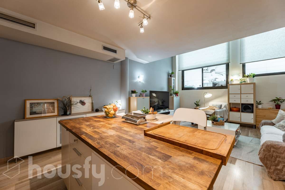 Housfy vende 🏡 planta baja dúplex con cédula de habitabilidad ubicado en L'Hospitalet de Llobregat, el cuál consta de 95 metros útiles (verificados con la Dirección General de Catastro). Construido en el año: 2008. Distribución de estancias -Salón-comedor -1 Dormitorio -2 Baños Completos unos con bañera y el otro plato con de ducha -Cocina equipada -Despacho abierto Características específicas -Ascensor -Aire acondicionado-Calefacción -Suelos de parquet -Puerta blindada Zona y entorno Respecto a la ubicación, se sitúa en L'Hospitalet de Llobregat, municipio de Barcelona. Esta propiedad se encuentra cerca de transporte público, colegios, supermercados y farmacias. Aviso legal El precio de venta no incluye gastos de la compraventa como notaría, registro, impuestos, ni tampoco honorarios agencia. Esta publicación no es vinculante. Consulta siempre la nota simple con Housfy antes de formalizar la compraventa. Sobre nosotros Housfy es la plataforma integral de servicios inmobiliarios. Nuestra combinación de expertos y tecnología pone al alcance de todo el mundo servicios cómodos, claros y seguros. AICAT número: 7922. Nos encargamos de la gestión y asesoramiento de la compra. ¡Olvídate de todo! Hacemos los trámites por ti. Y, si además necesitas financiación, ponemos a tu disposición un bróker hipotecario para ayudarte a conseguir las mejores condiciones para tu perfil económico. ¿Quieres visitarla? Contacta con Housfy y agenda tu visita sin compromiso. Más información en: housfy.com En cumplimiento de la Ley 8/2026 en Cataluña, el certificado de presencia o ausencia de amianto se encuentra en proceso de tramitación.-13